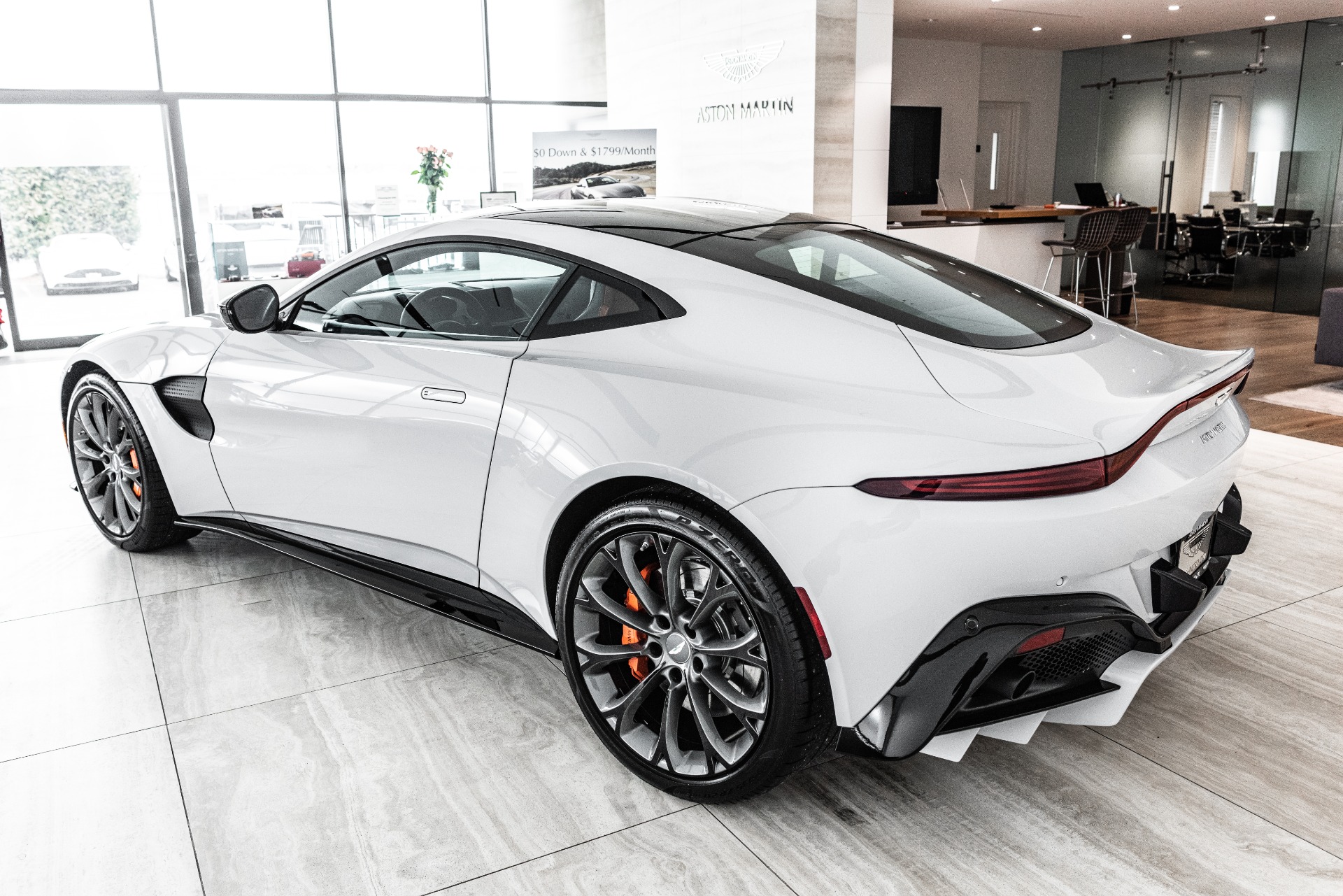 Aston Martin Vantage 2018 салон