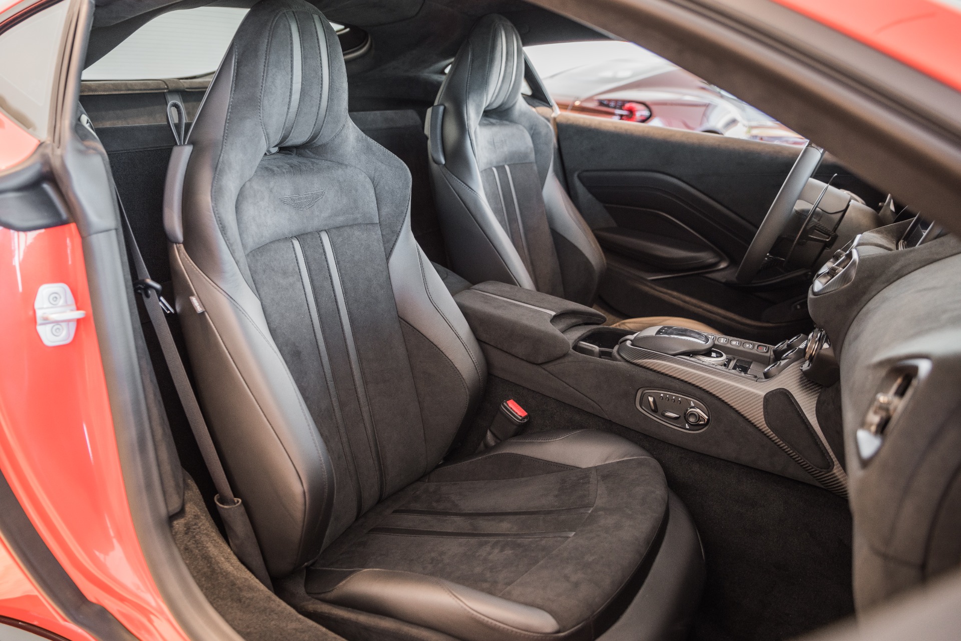 Aston Martin Vantage 2018 салон