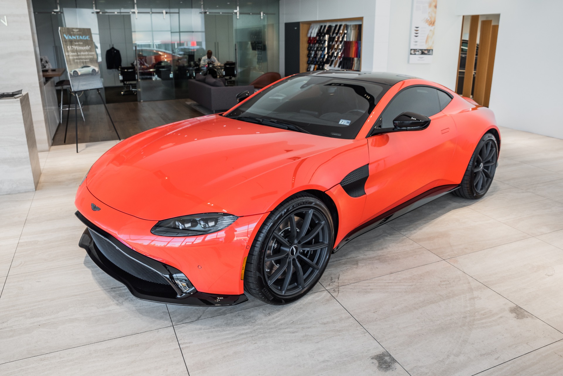 Aston Martin Vantage оранжевый