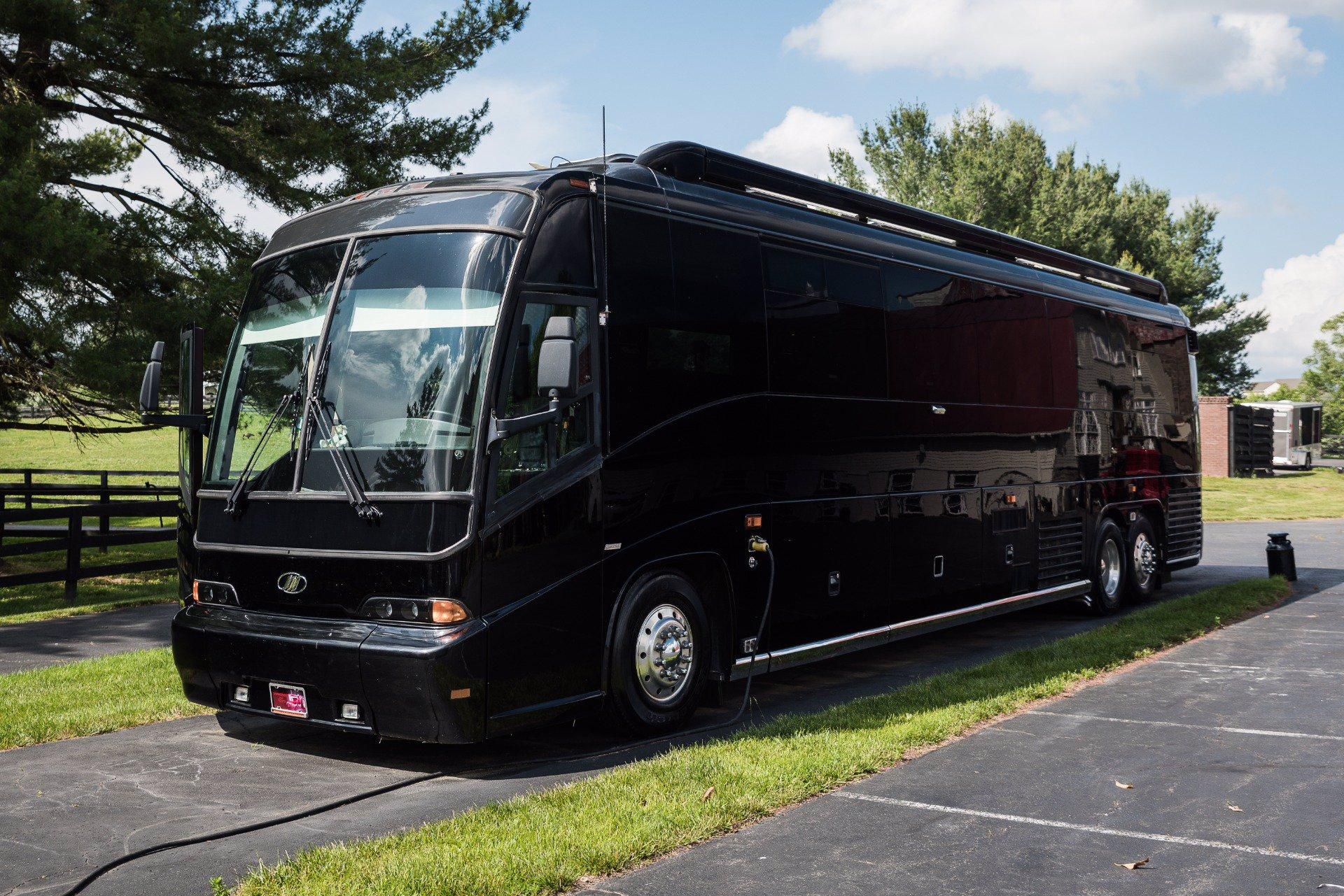 Used 2004 Amadas Featherlite MCI E4500 | Vienna, VA