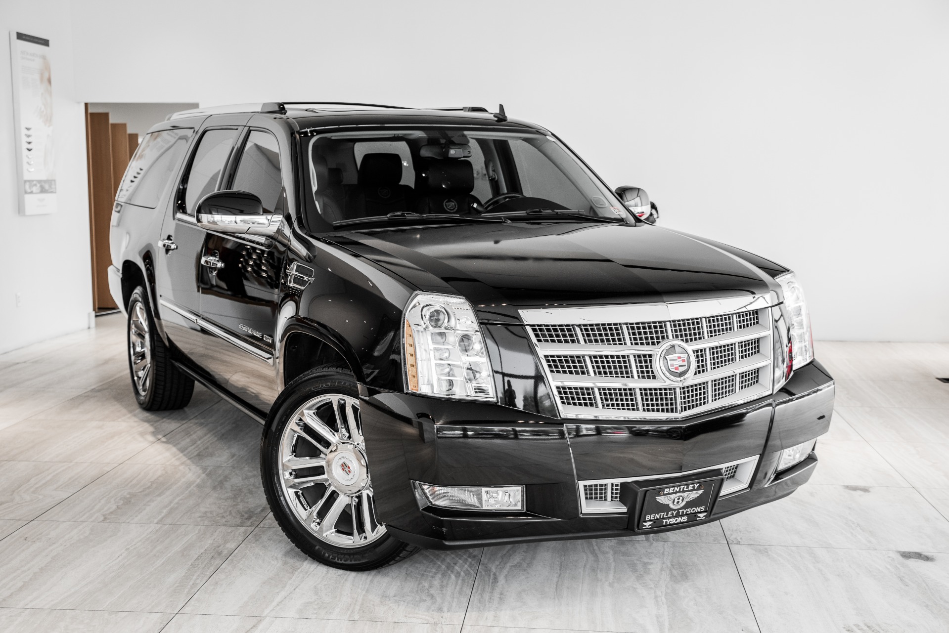 Escalade platinum. Кадиллак Эскалейд платинум. Cadillac Escalade ESV Platinum. Кадиллак Эскалейд Италия онтарики платинум эксклюзив. Кадиллак 2014 фото.
