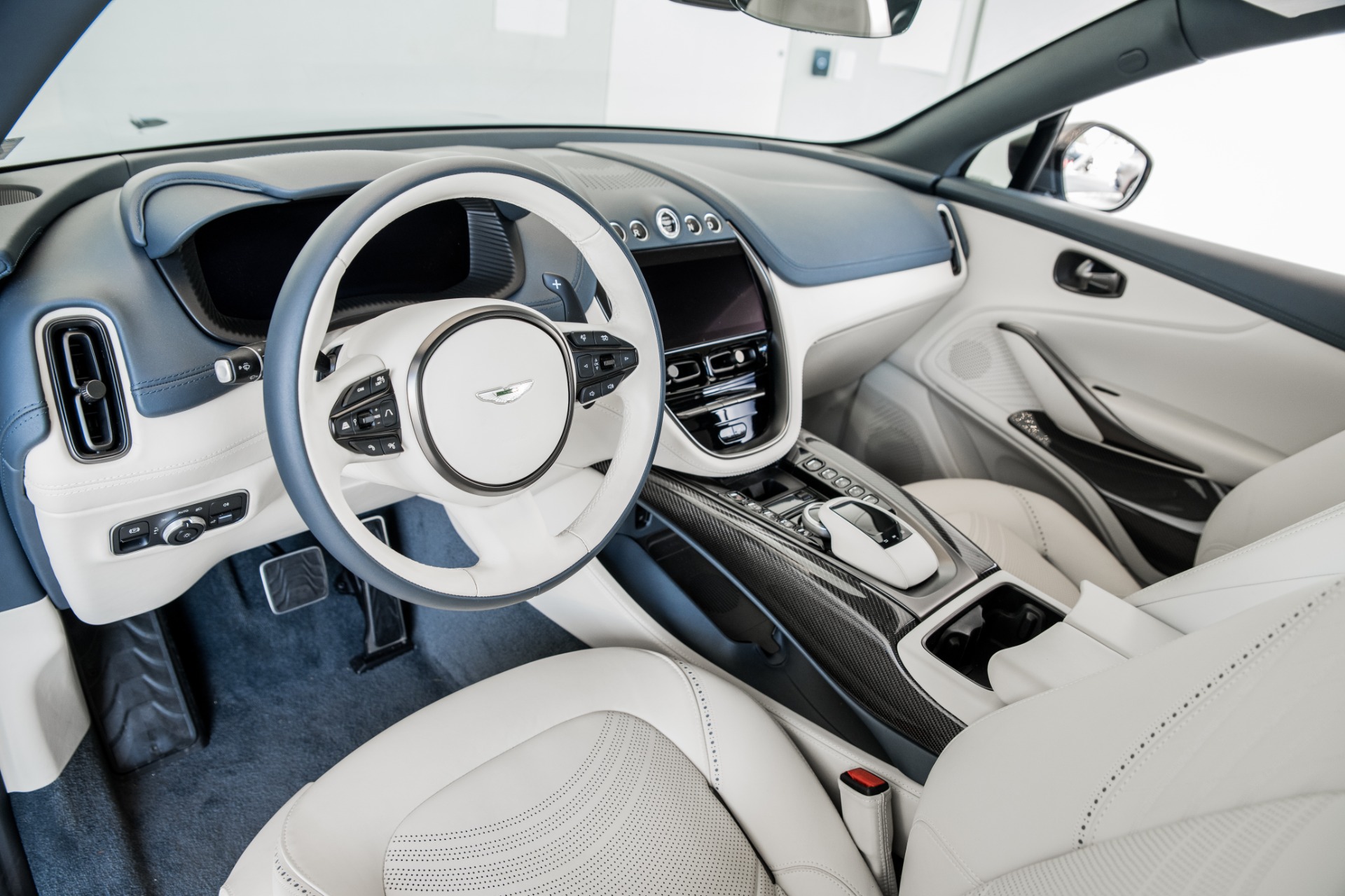 New 2022 Aston Martin DBX | St. Petersburg, FL