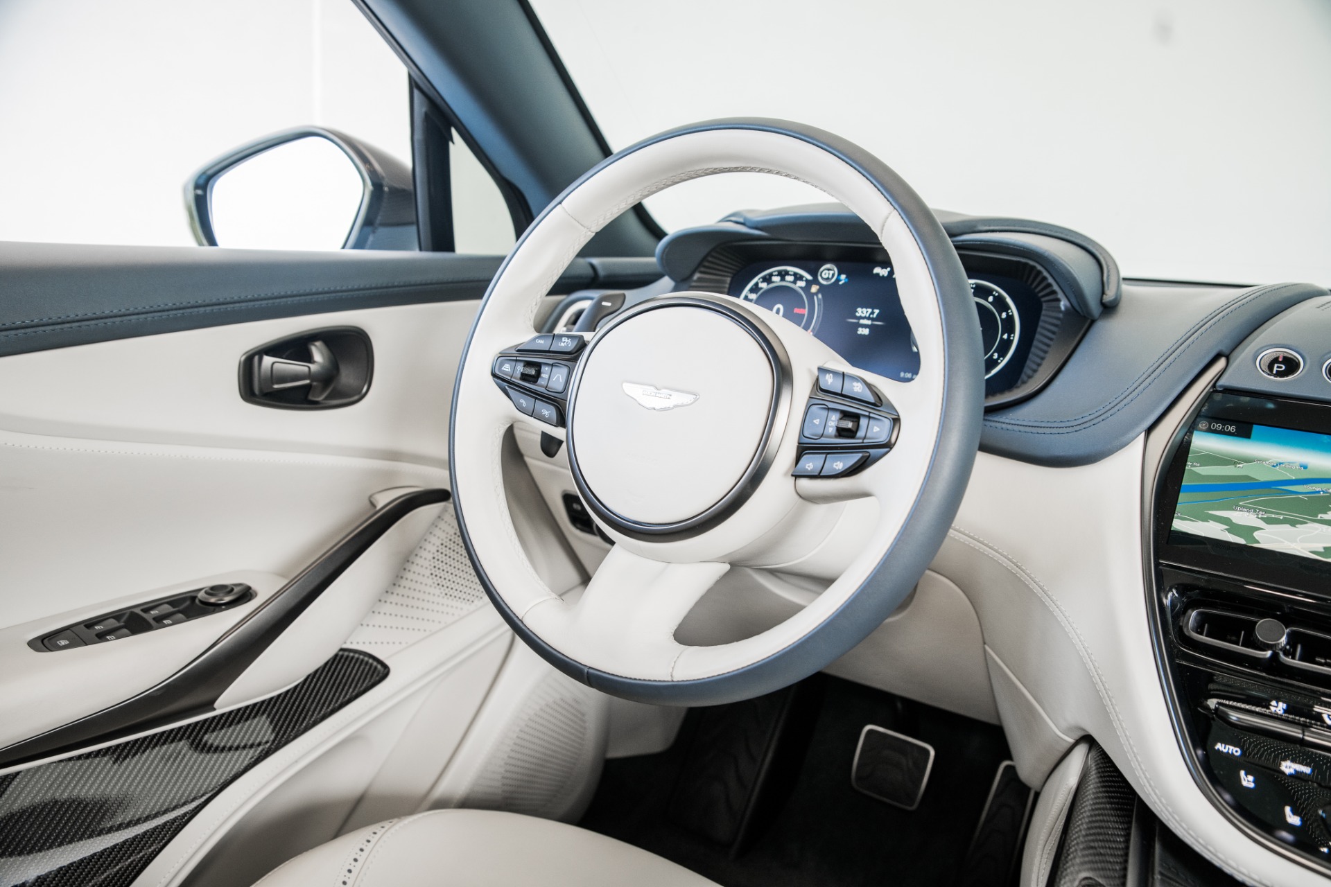 New 2022 Aston Martin DBX | St. Petersburg, FL