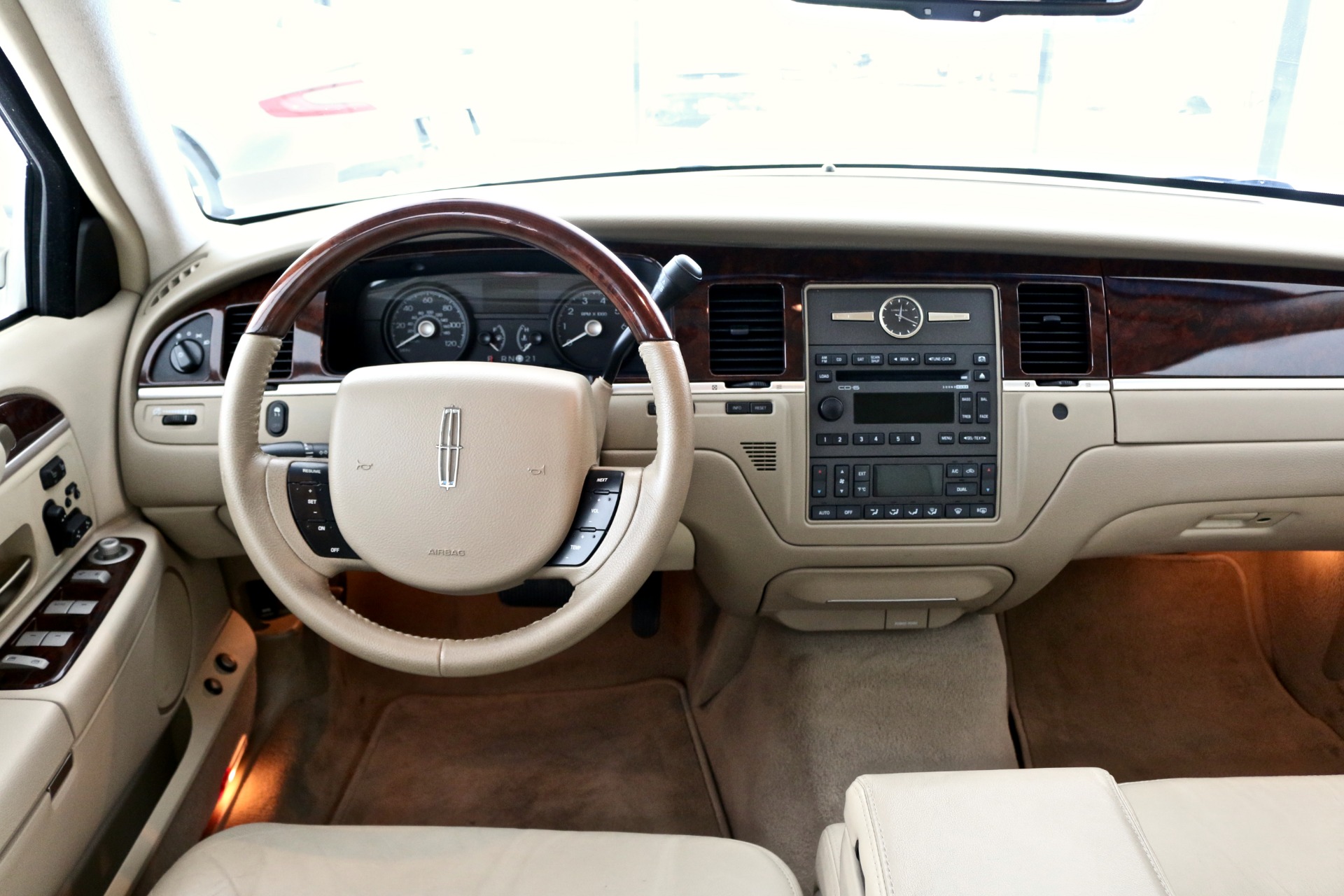 Used 2009 Lincoln Town Car Signature Limited For Sale (Sold) | Exclusive  Automotive Group Stock #P614771, image size:1920x1280