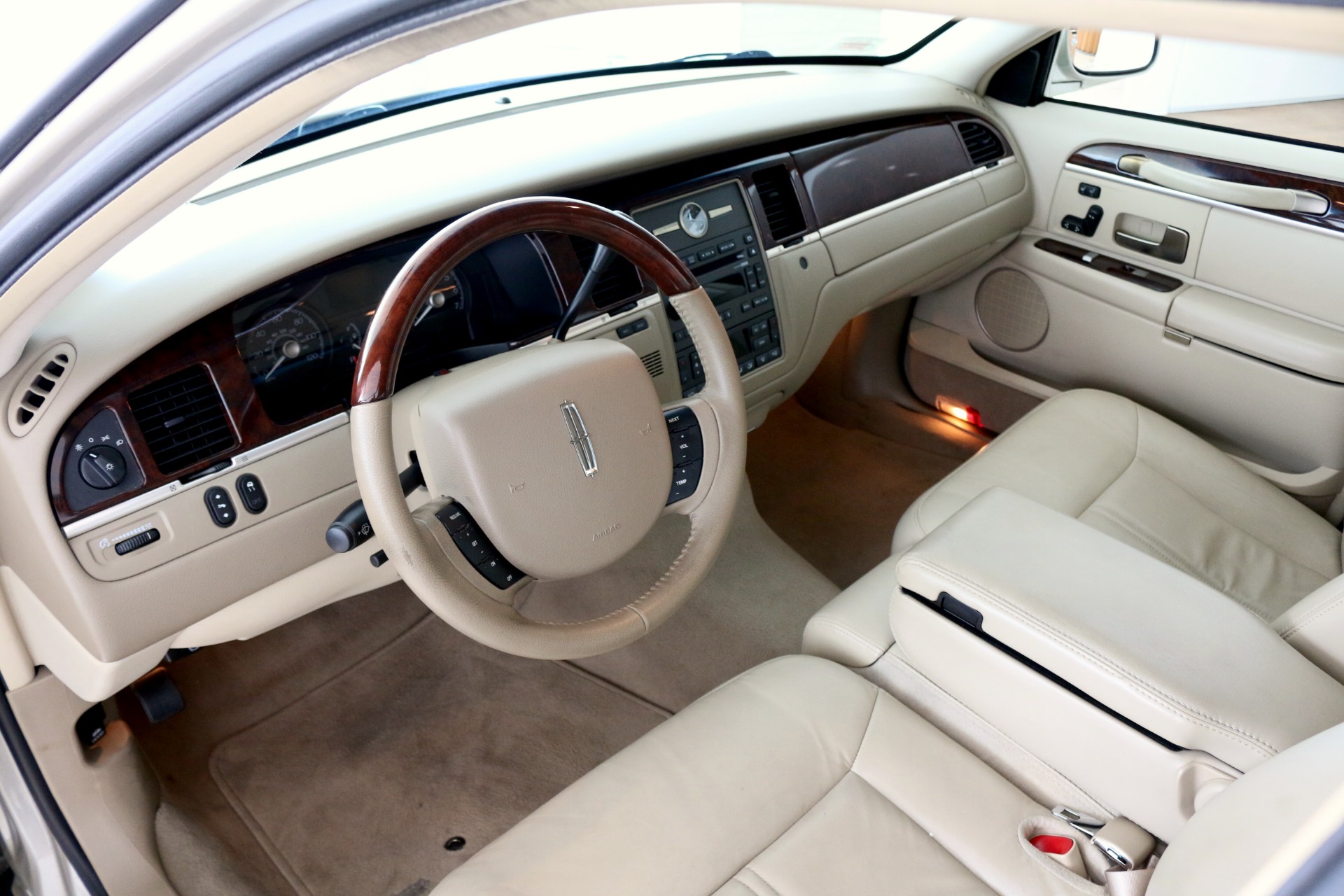 Used 2009 Lincoln Town Car Signature Limited For Sale (Sold) | Exclusive  Automotive Group Stock #P614771, image size:1920x1280