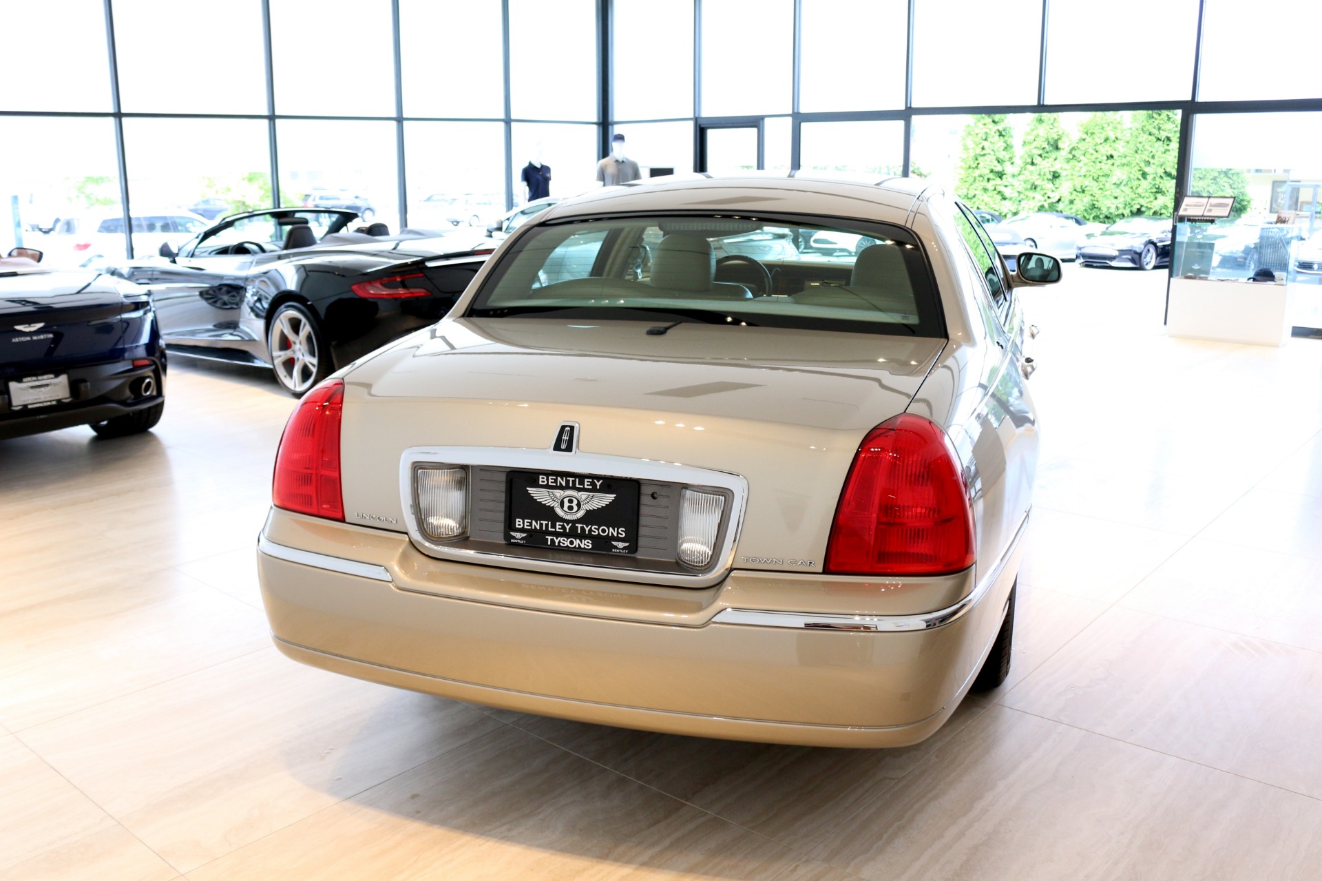 Used 2009 Lincoln Town Car Signature Limited For Sale (Sold) | Exclusive  Automotive Group Stock #P614771, image size:1920x1279