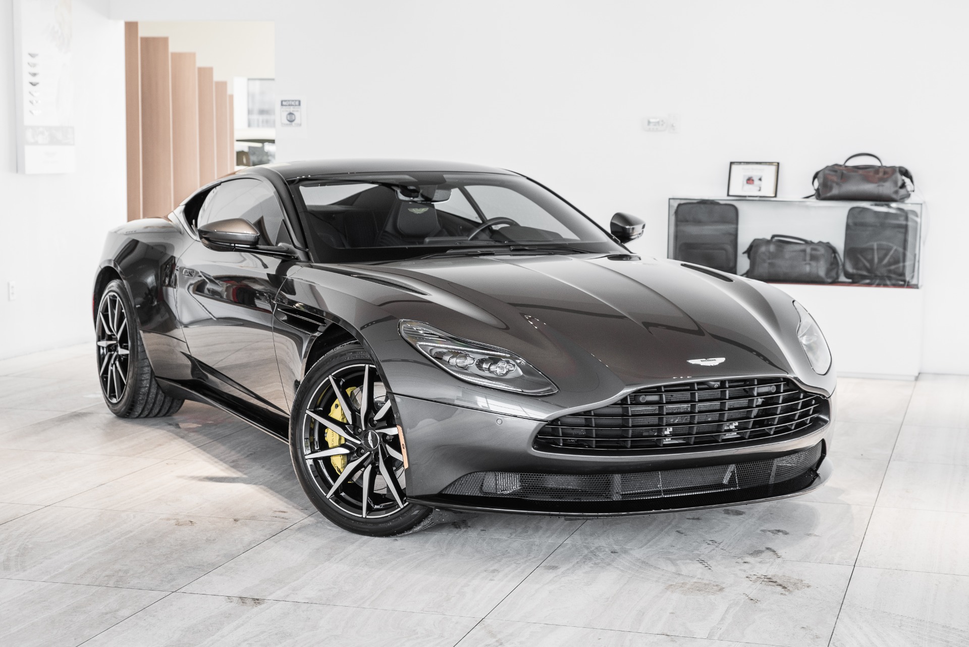 ASTON MARTIN カタログ Pre-Owned 2018 Aston Martin DB11 V12 For Sale (Special