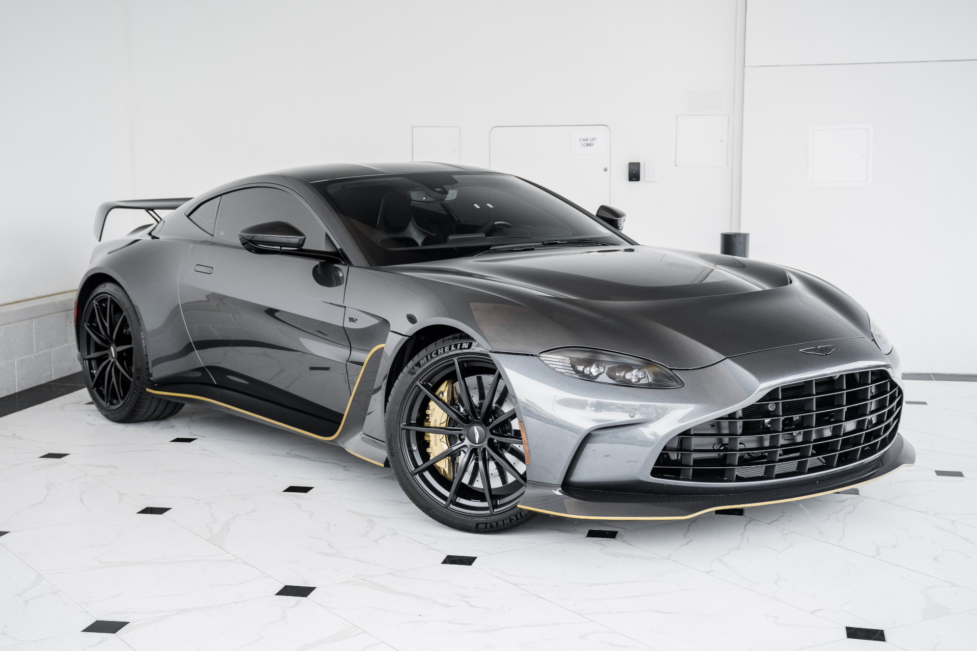 2023 Aston Martin V12 Vantage in 1:18 scale by GT Spirit