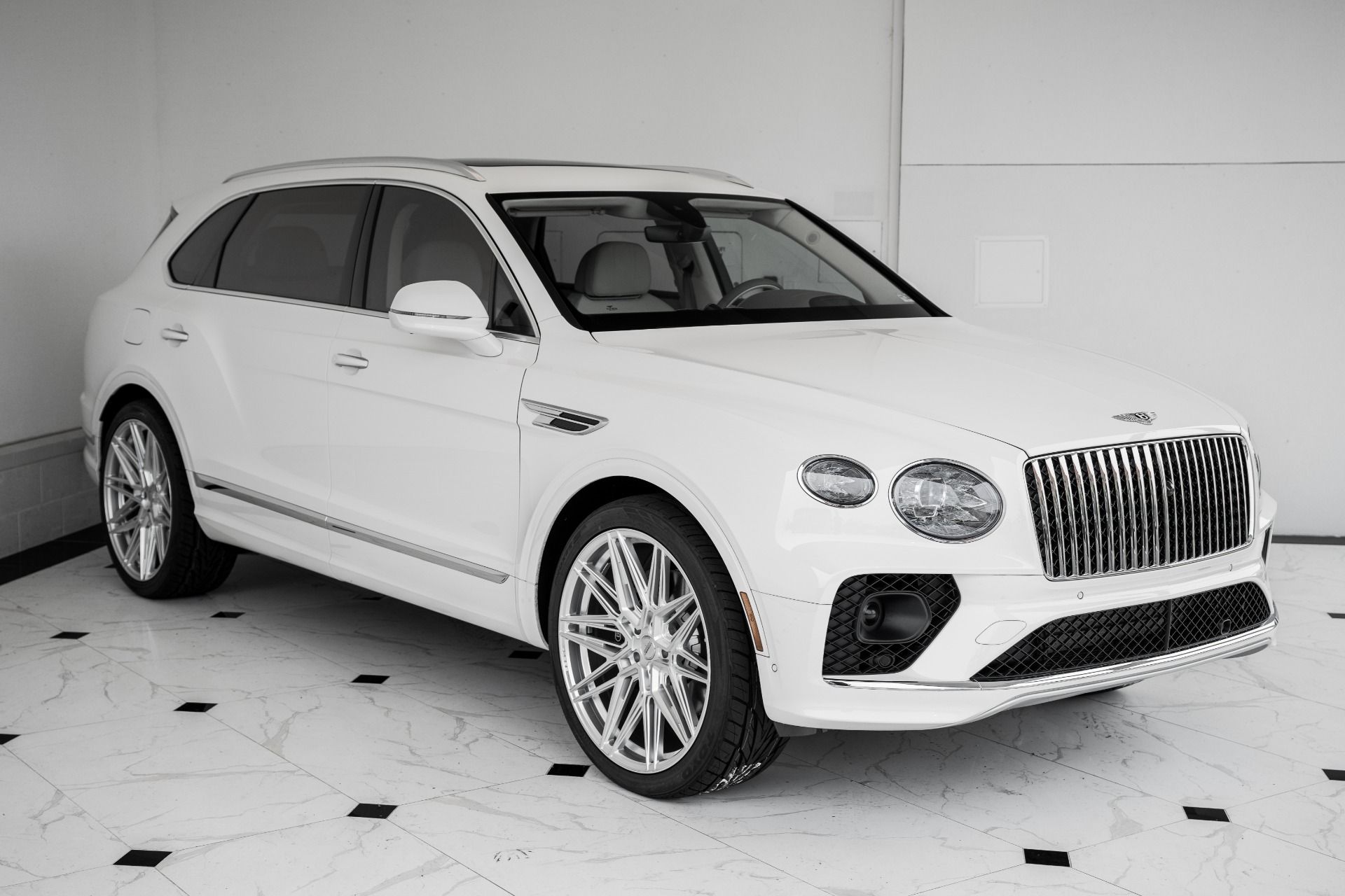 新品　BENTLEY　PEARL GARLAND　WedgeWood Used 2018 Bentley Bentayga W12 Onyx Edition For Sale (Sold