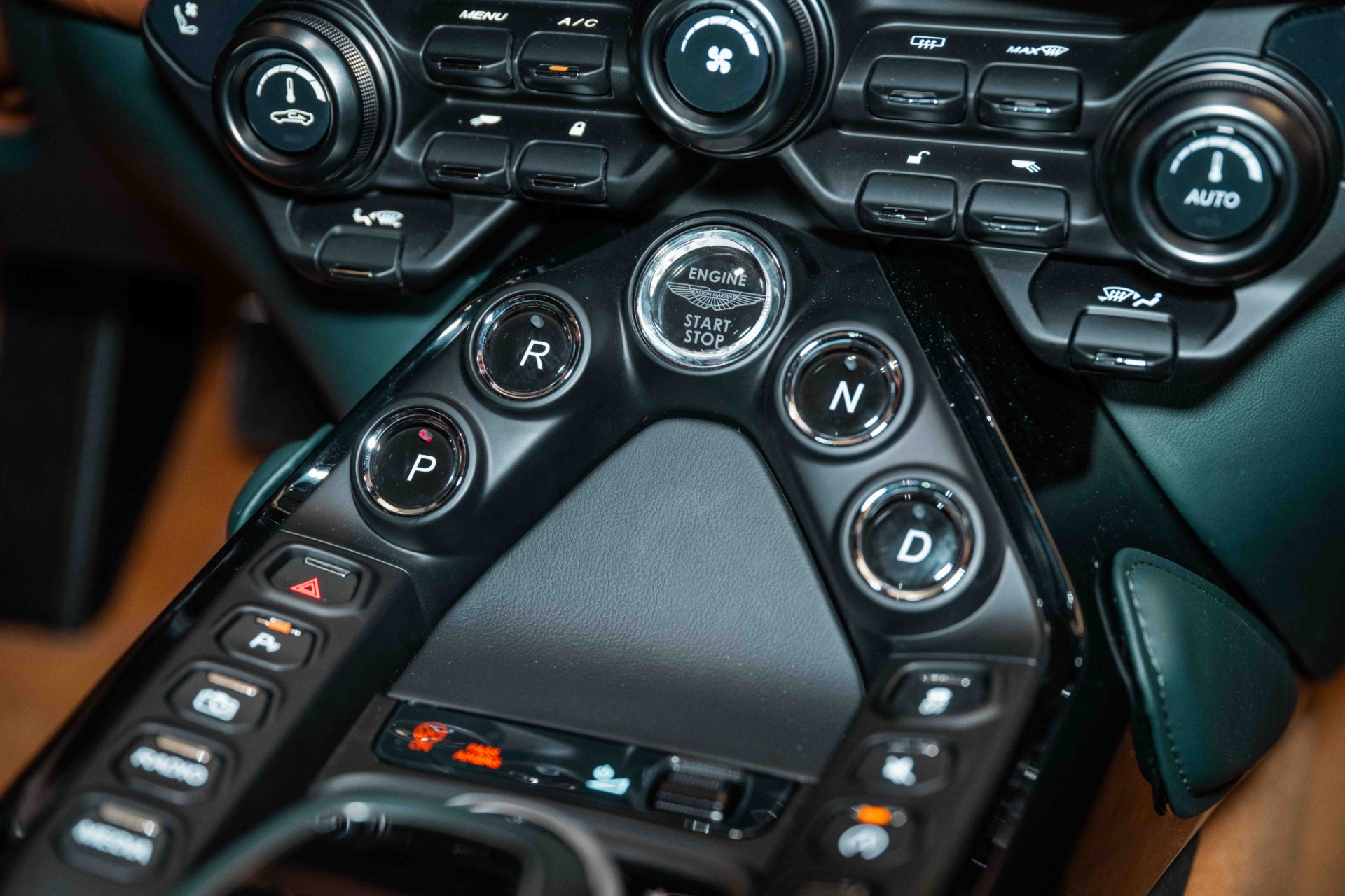 新車外し Aston Martin Vantage Display Unit 新車外し Aston Martin