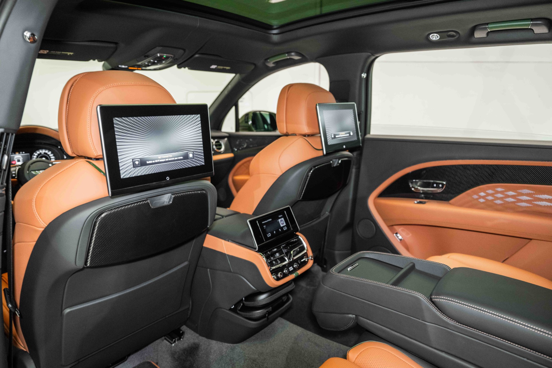 2024 Bentley Bentayga EWB Azure V8 photo 18