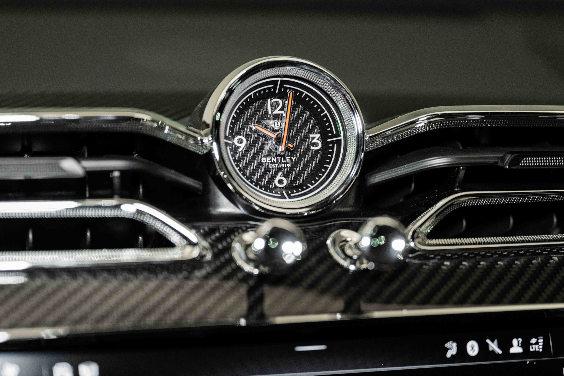 2024 Bentley Bentayga EWB Azure V8 photo 33