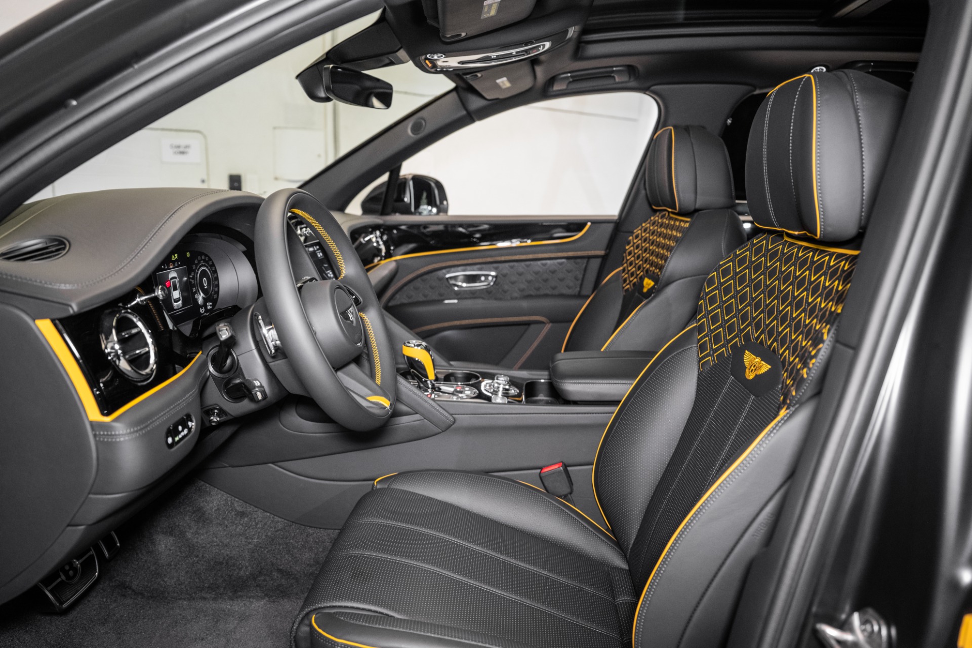 2024 Bentley Bentayga Azure V8 photo 16