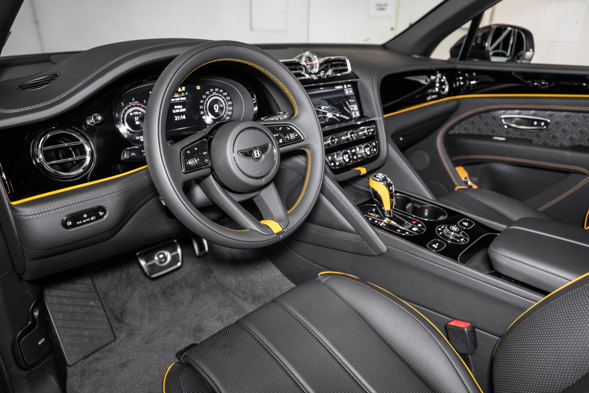 2024 Bentley Bentayga Azure V8 photo 17