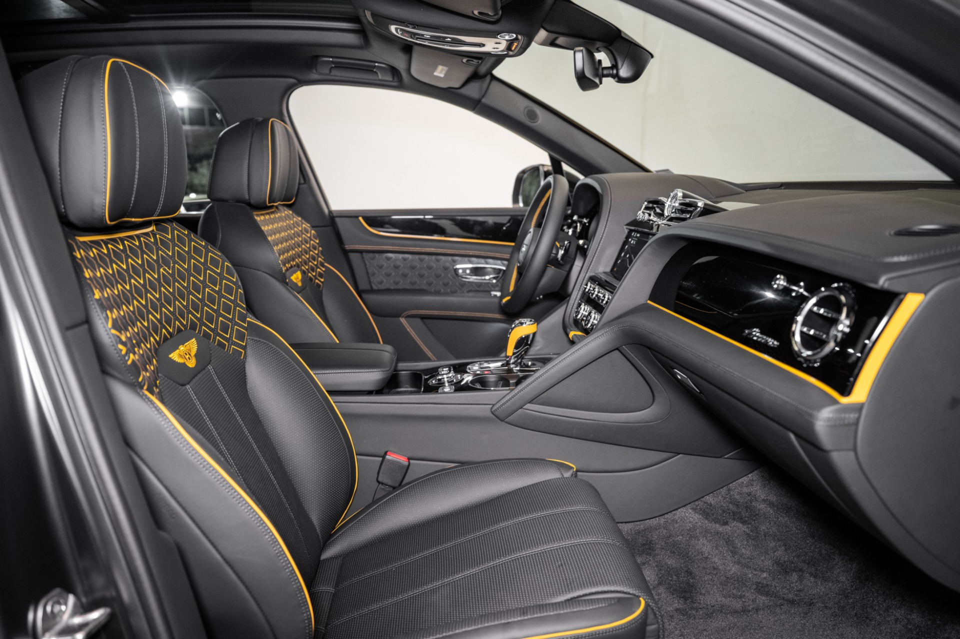 2024 Bentley Bentayga Azure V8 photo 2
