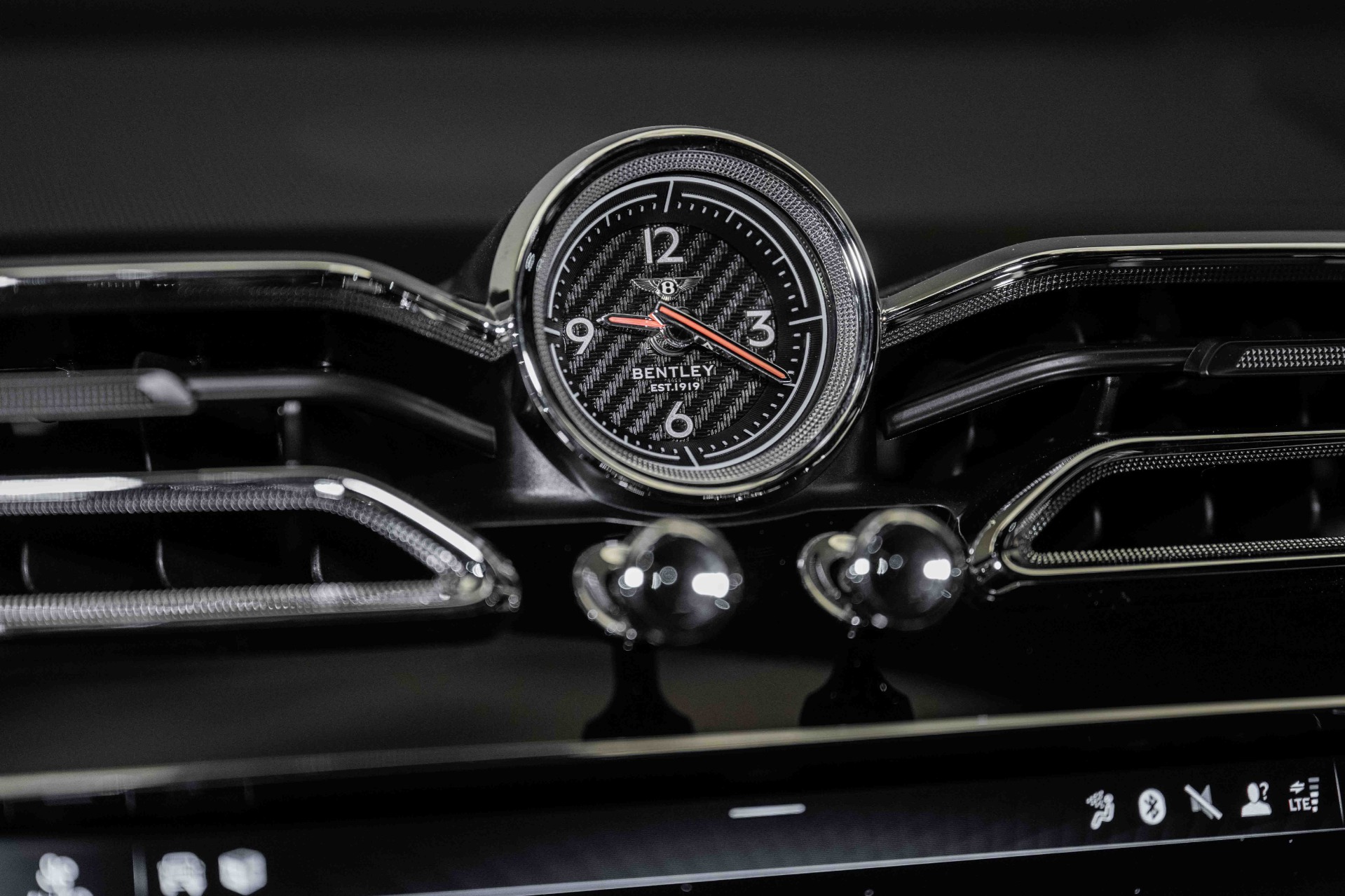 2024 Bentley Bentayga Azure V8 photo 32