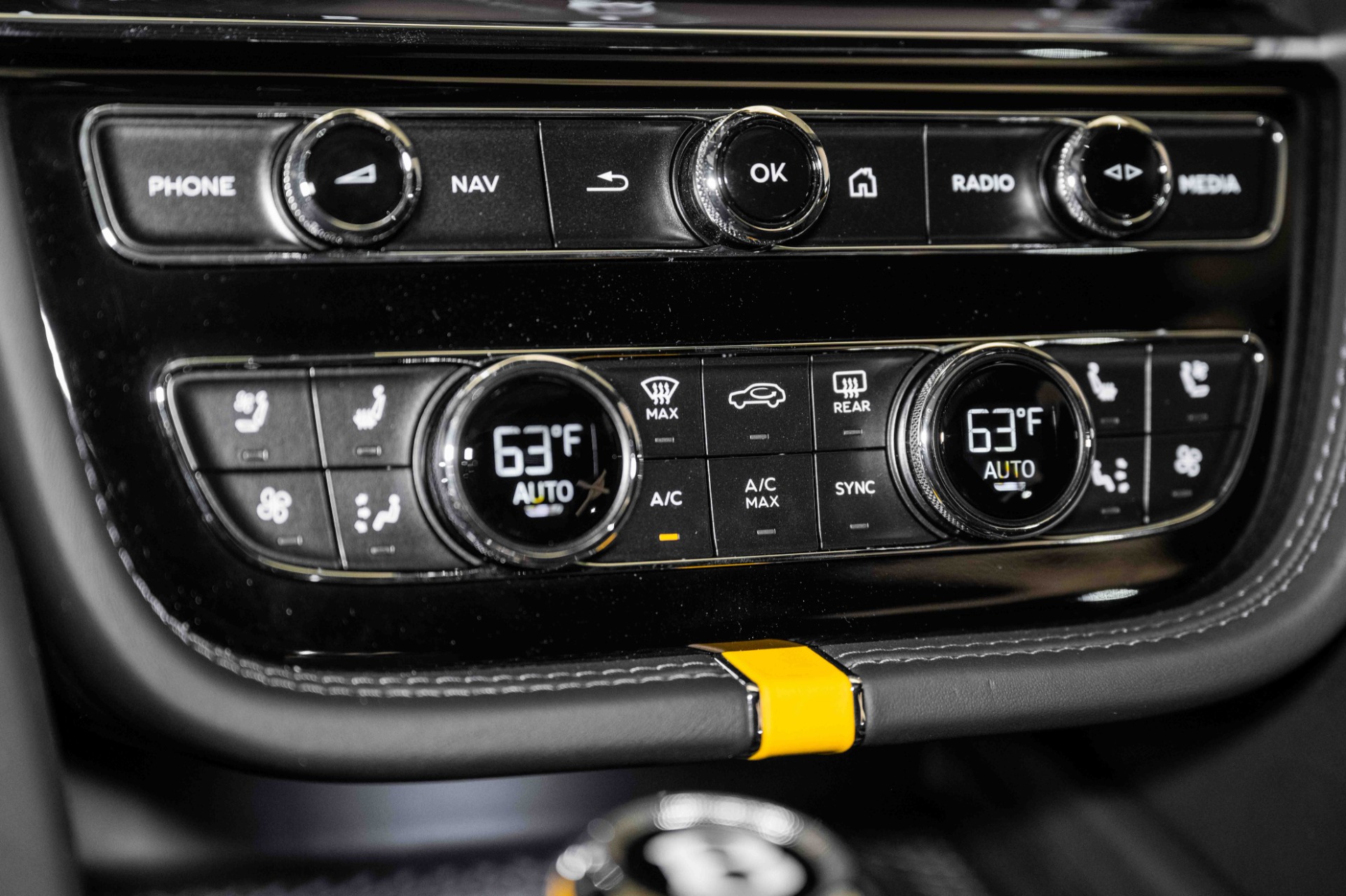 2024 Bentley Bentayga Azure V8 photo 38