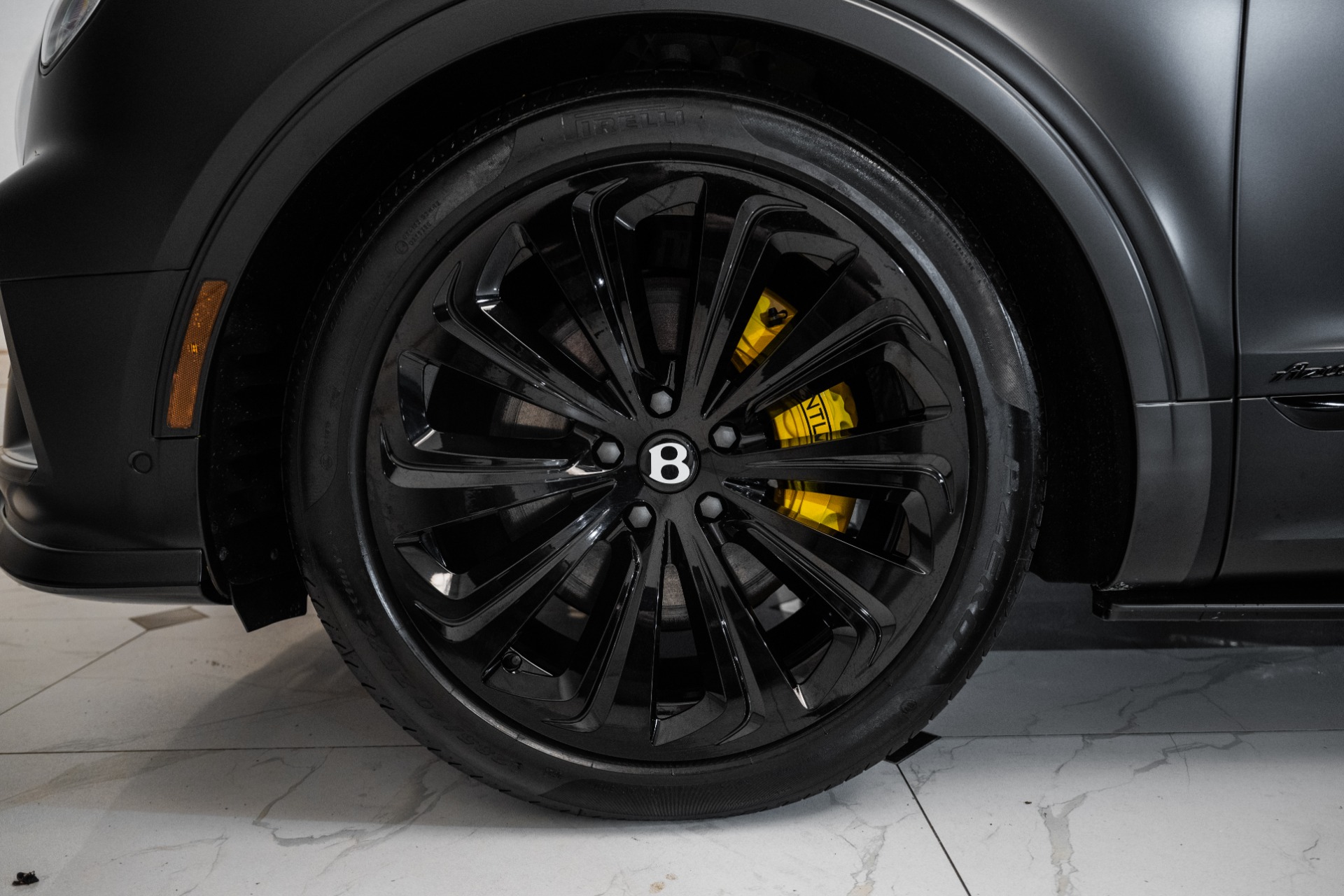 2024 Bentley Bentayga Azure V8 photo 6