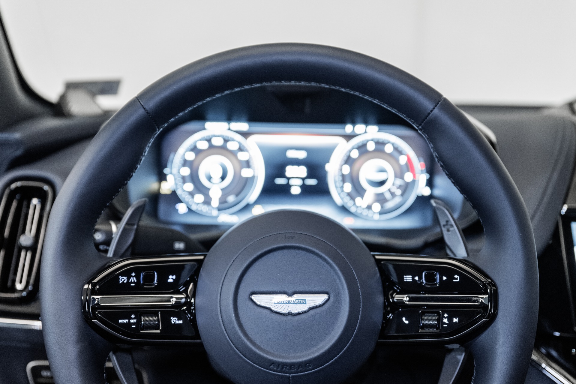 2025 Aston Martin DBX 707 - Photo 11