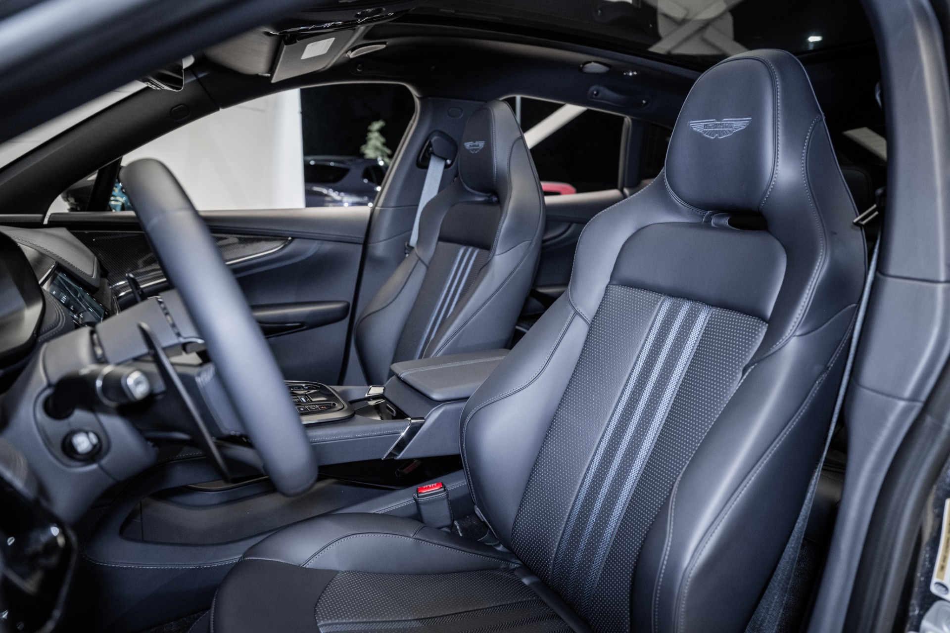 2025 Aston Martin DBX 707 - Photo 12