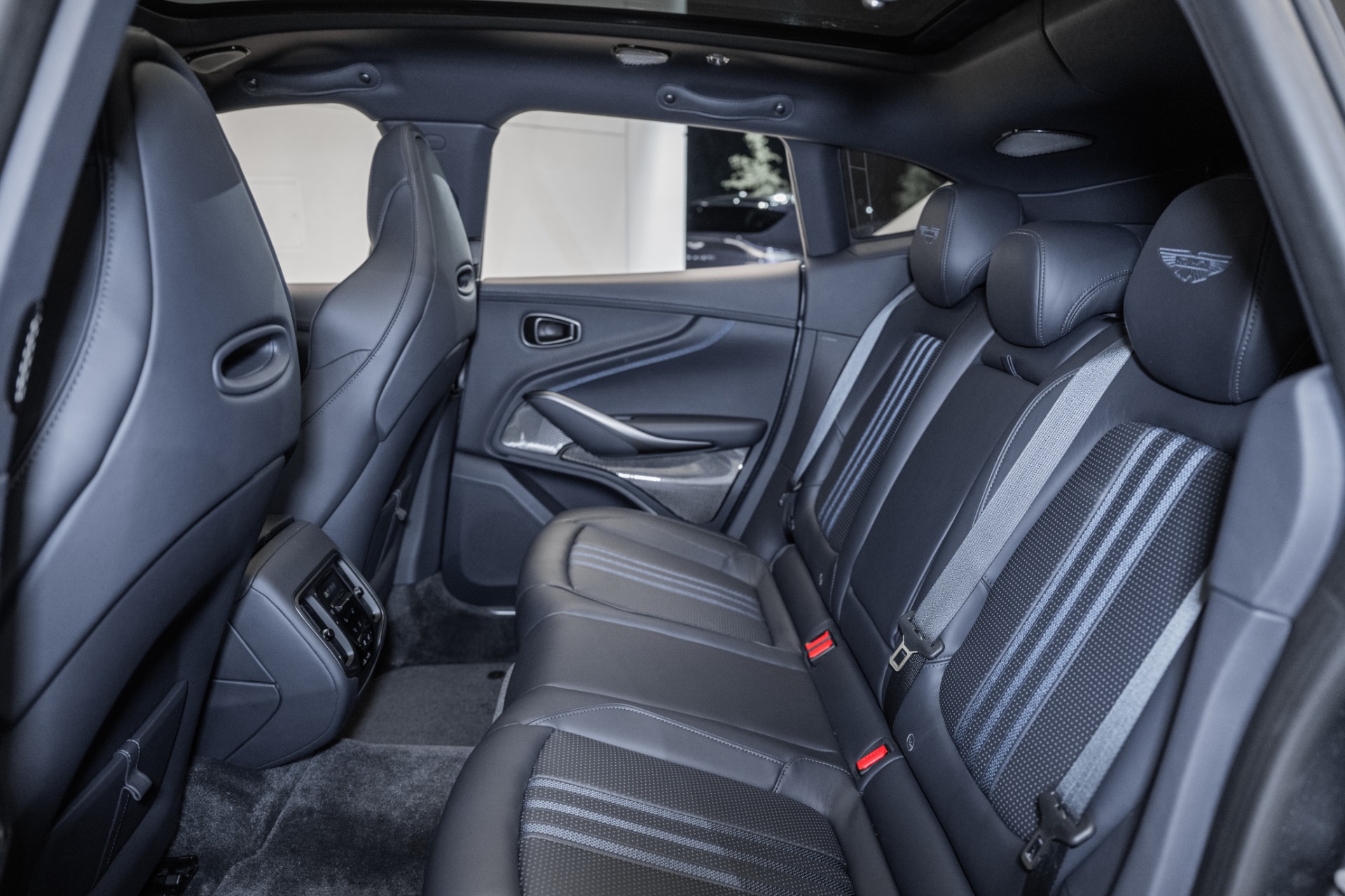 2025 Aston Martin DBX 707 - Photo 14