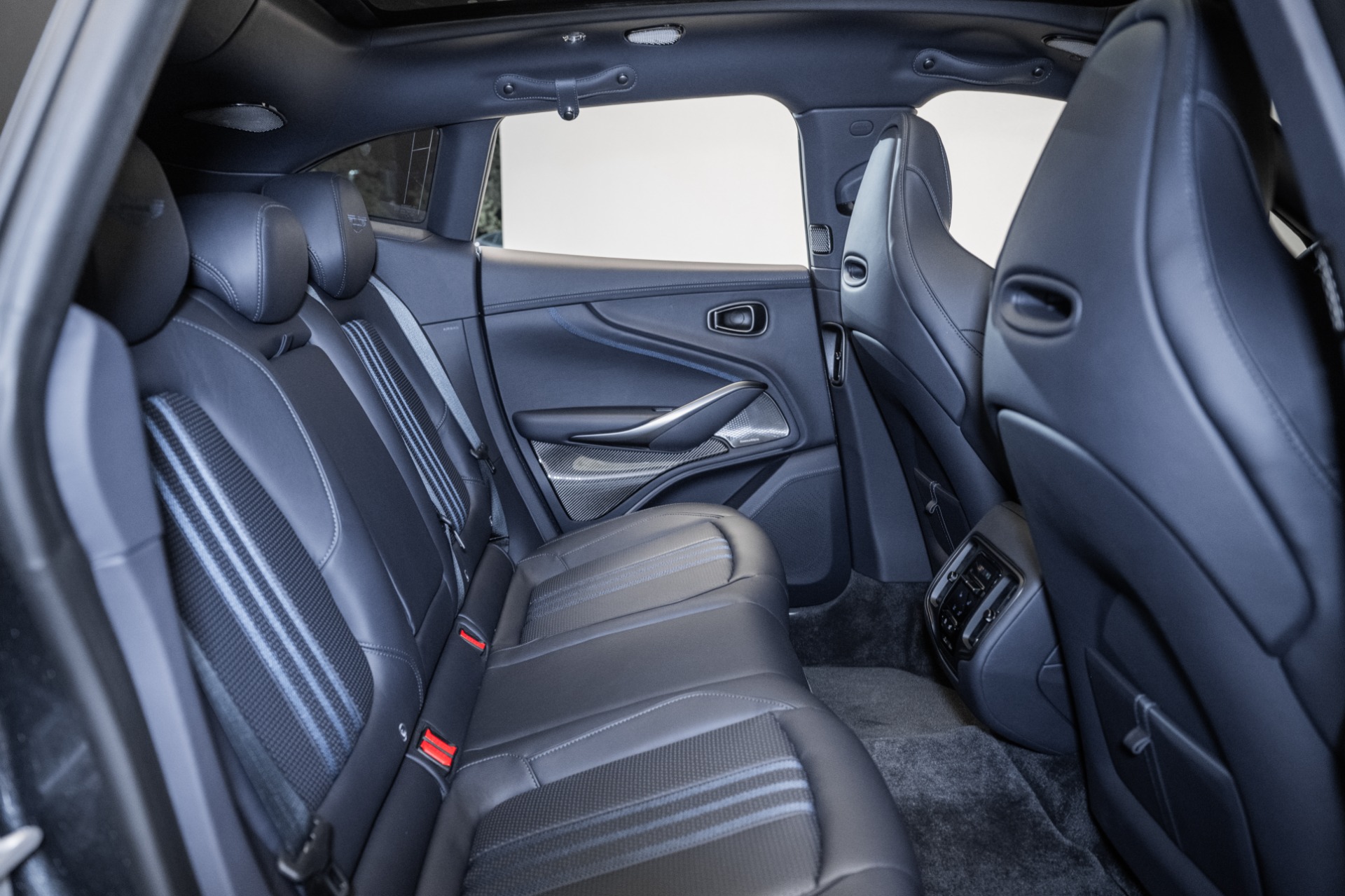2025 Aston Martin DBX 707 - Photo 17