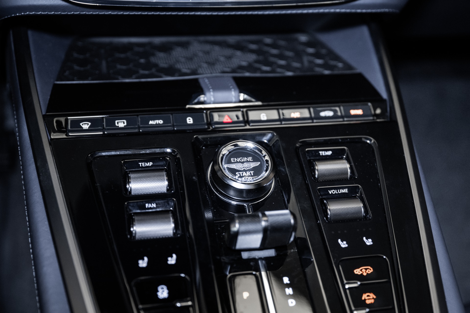 2025 Aston Martin DBX 707 - Photo 34