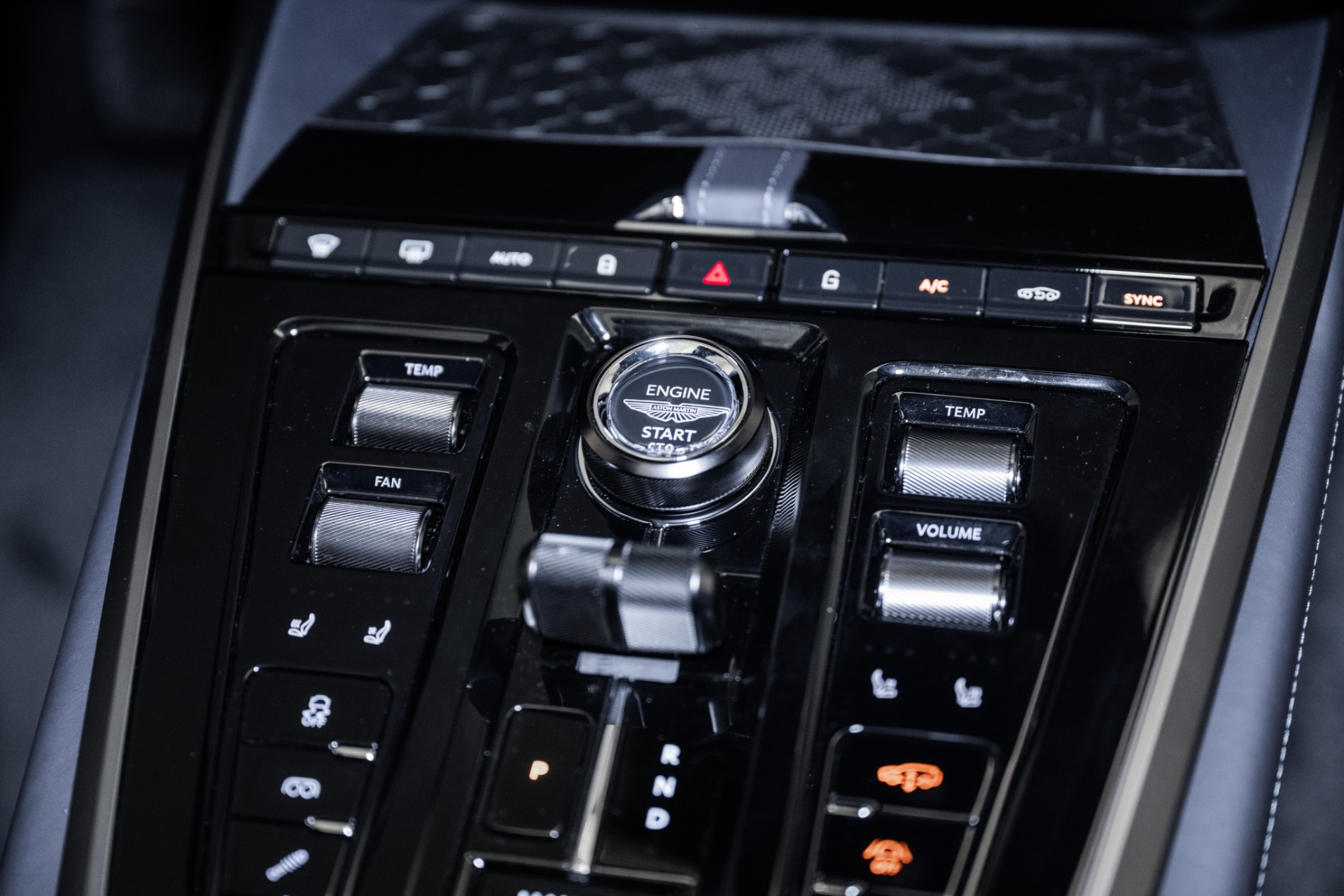 2025 Aston Martin DBX 707 - Photo 35