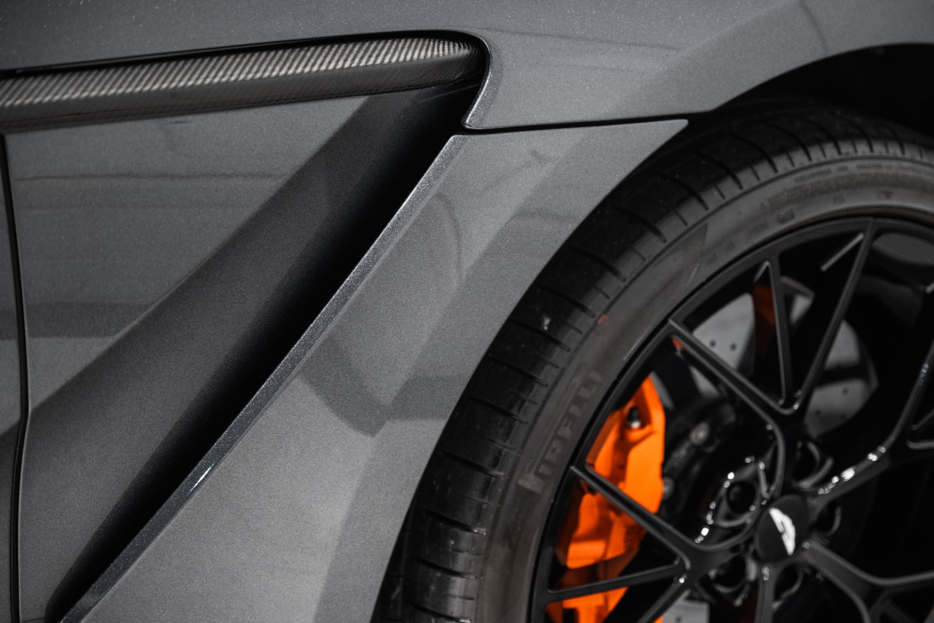 2025 Aston Martin DBX 707 - Photo 9