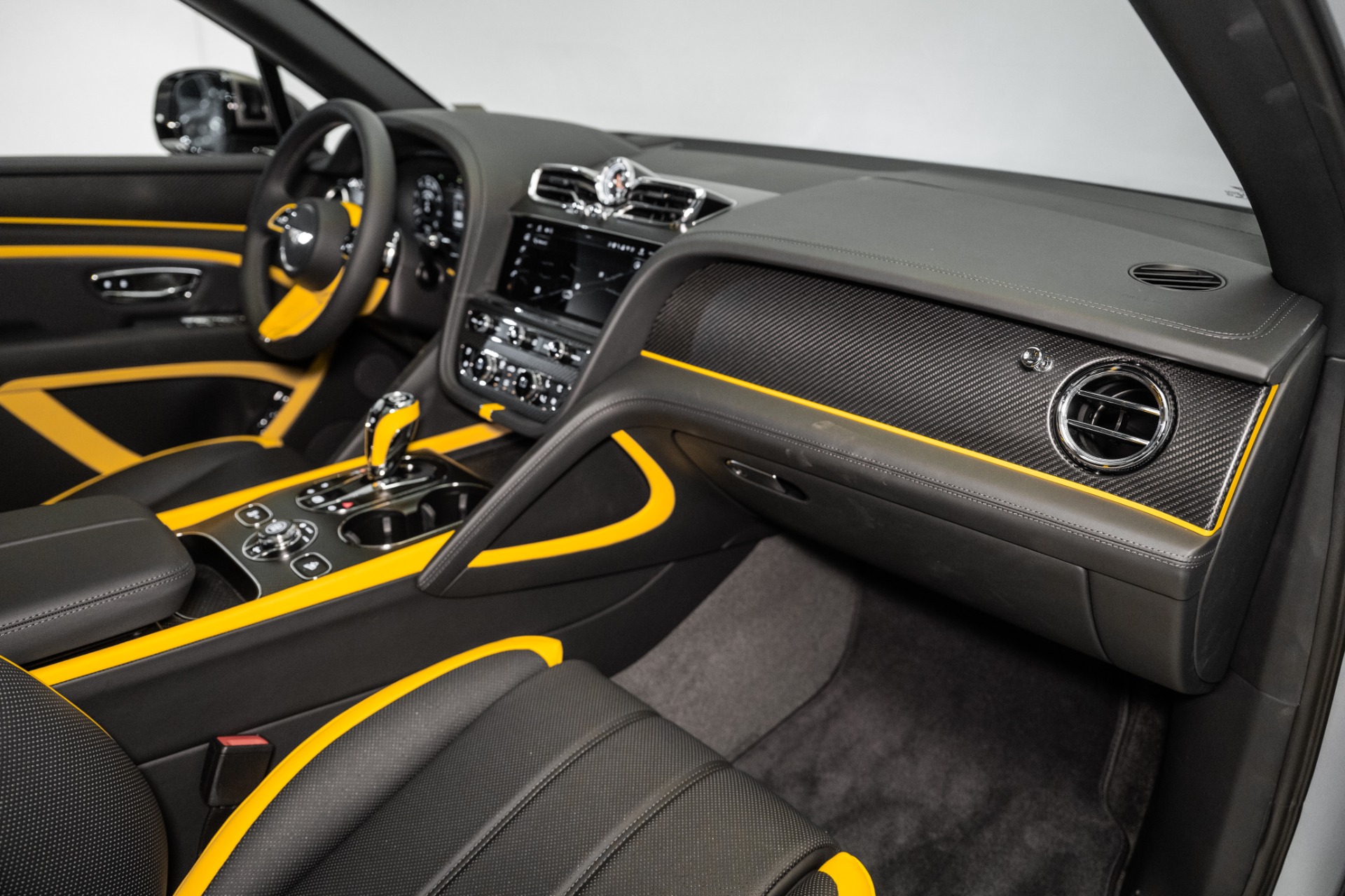 2025 Bentley Bentayga V8 S photo 3