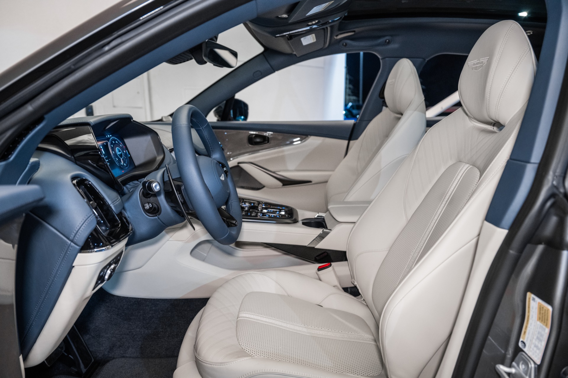 2025 Aston Martin DBX AM8 DBX707 photo 12