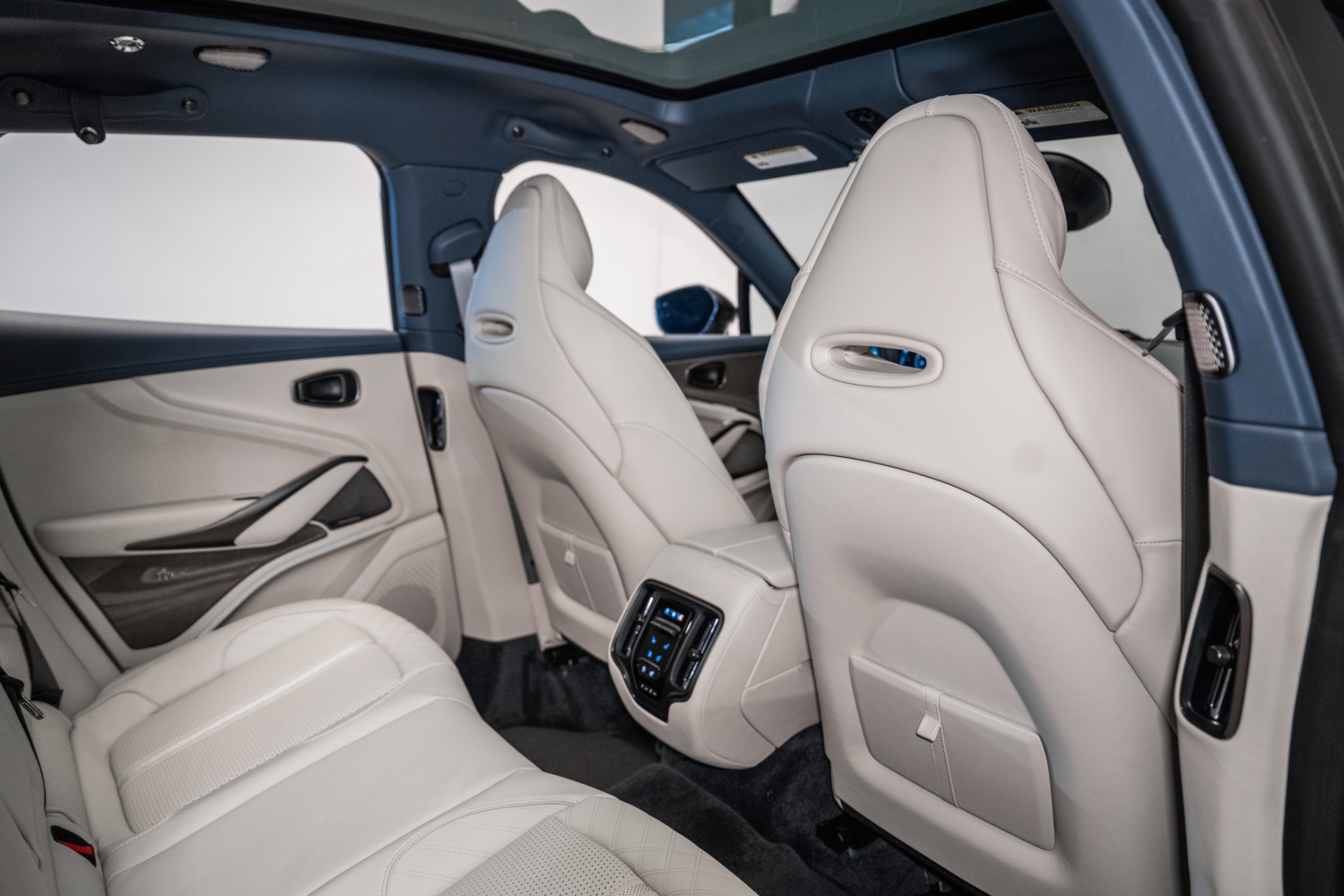 2025 Aston Martin DBX AM8 DBX707 photo 17