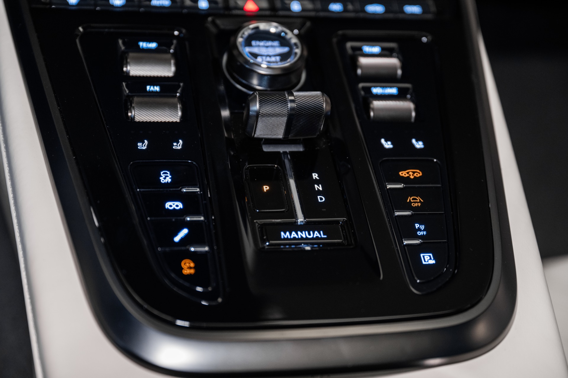2025 Aston Martin DBX AM8 DBX707 photo 35