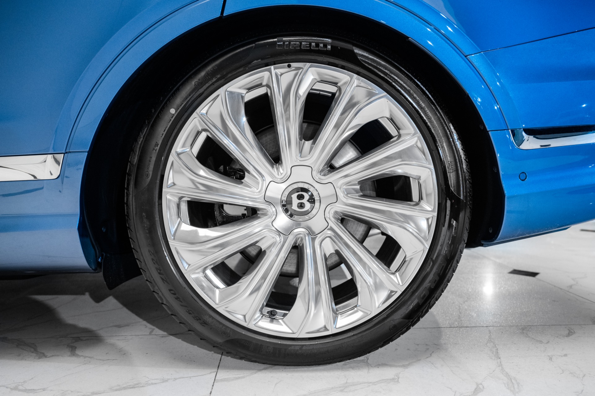 2025 Bentley Bentayga EWB Mulliner V8 photo 13