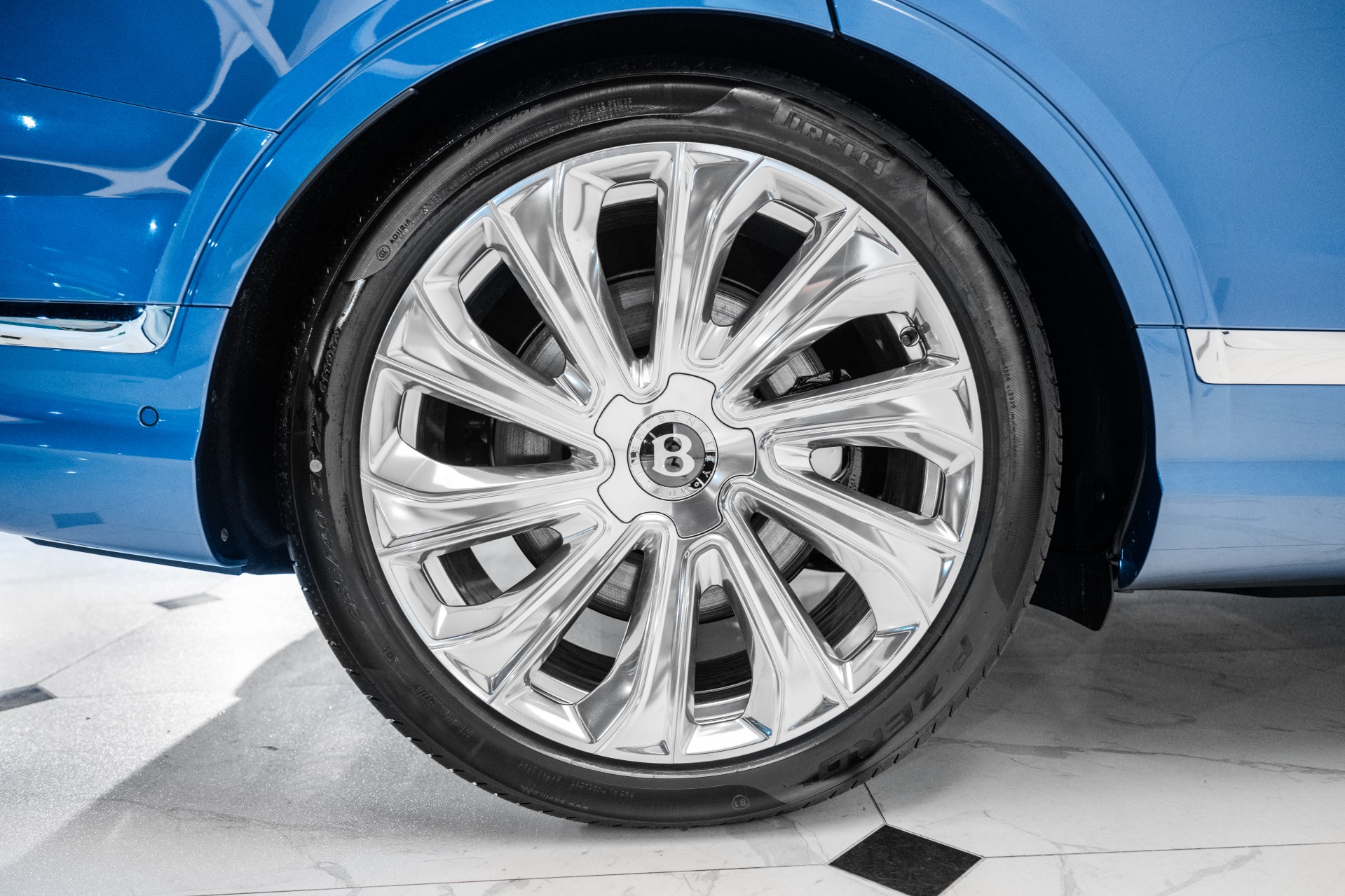 2025 Bentley Bentayga EWB Mulliner V8 photo 14
