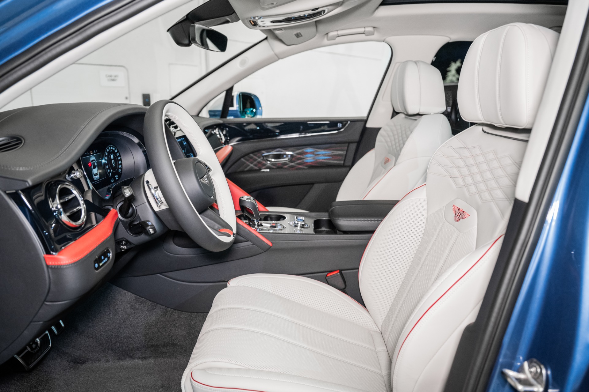 2025 Bentley Bentayga EWB Mulliner V8 photo 16