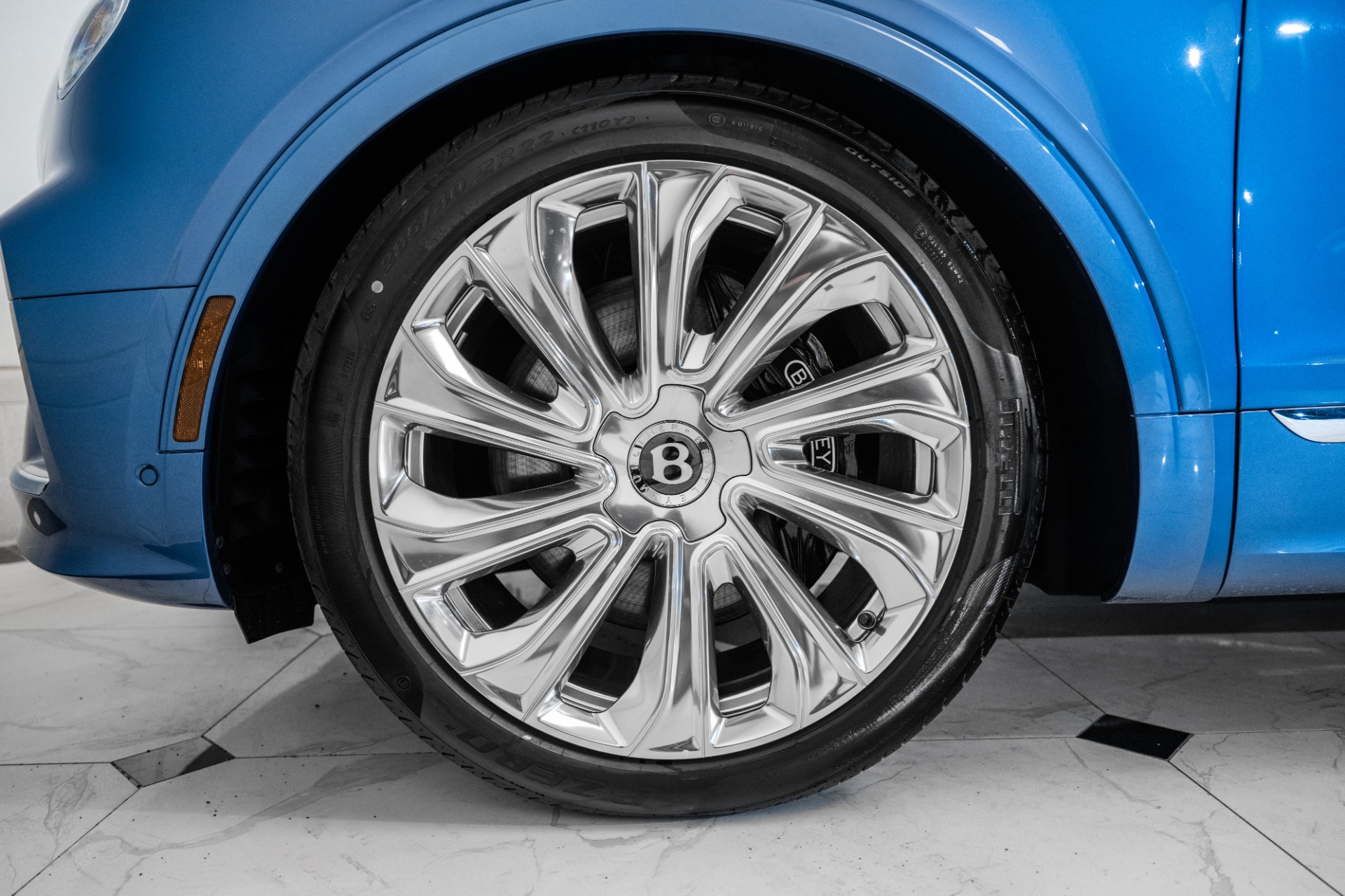 2025 Bentley Bentayga EWB Mulliner V8 photo 6