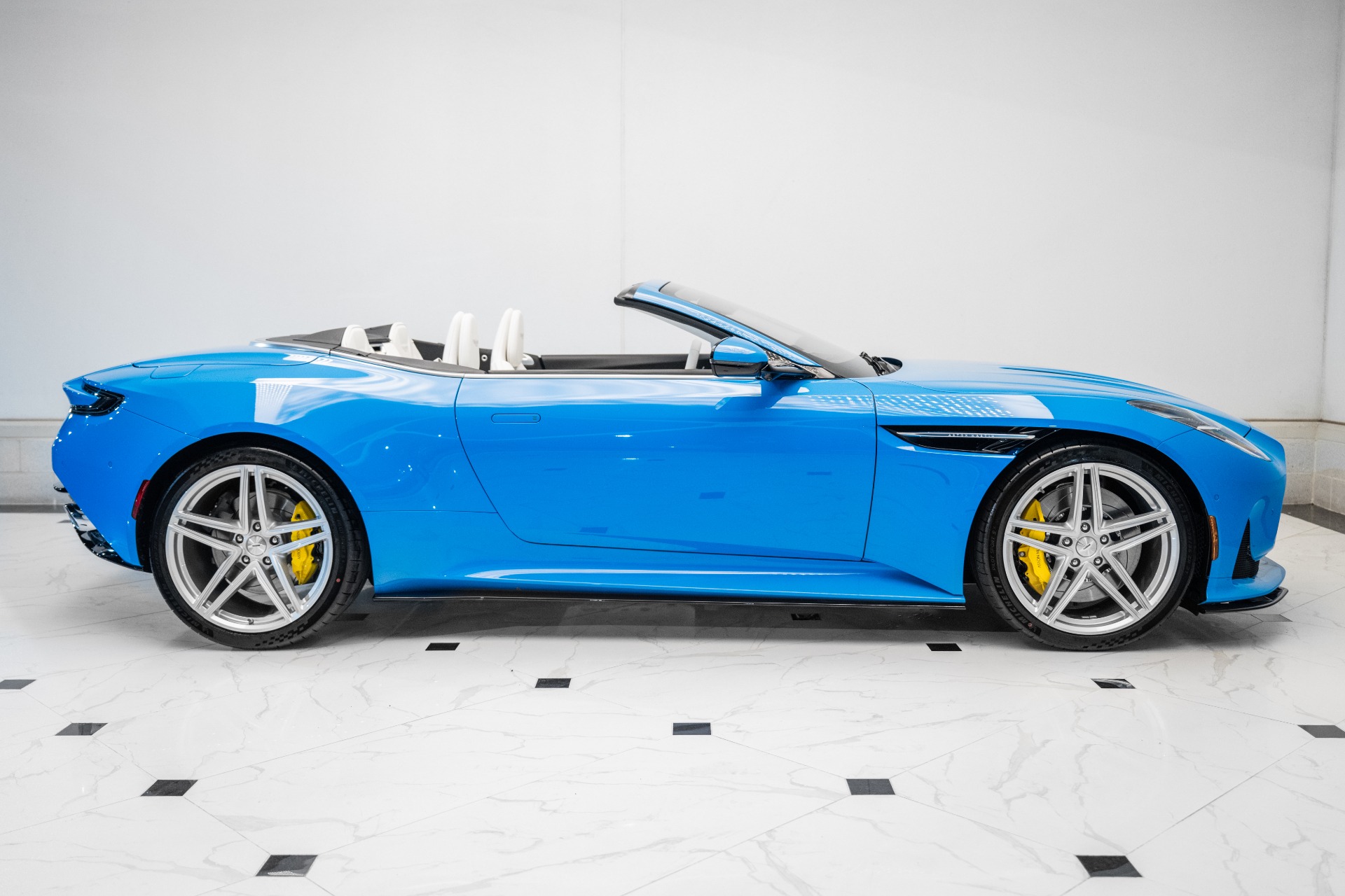 2025 Aston Martin DB12 AM5 photo 38