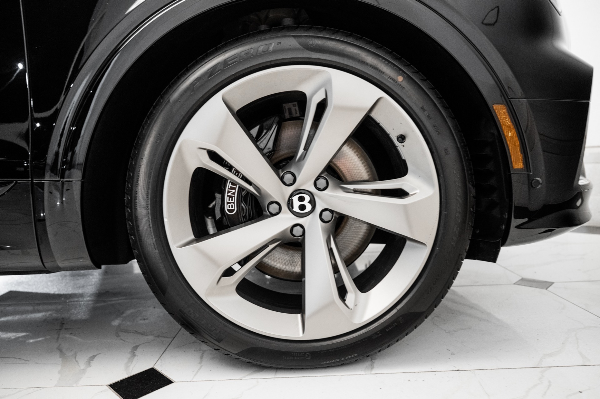 2025 Bentley Bentayga EWB Azure V8 photo 16