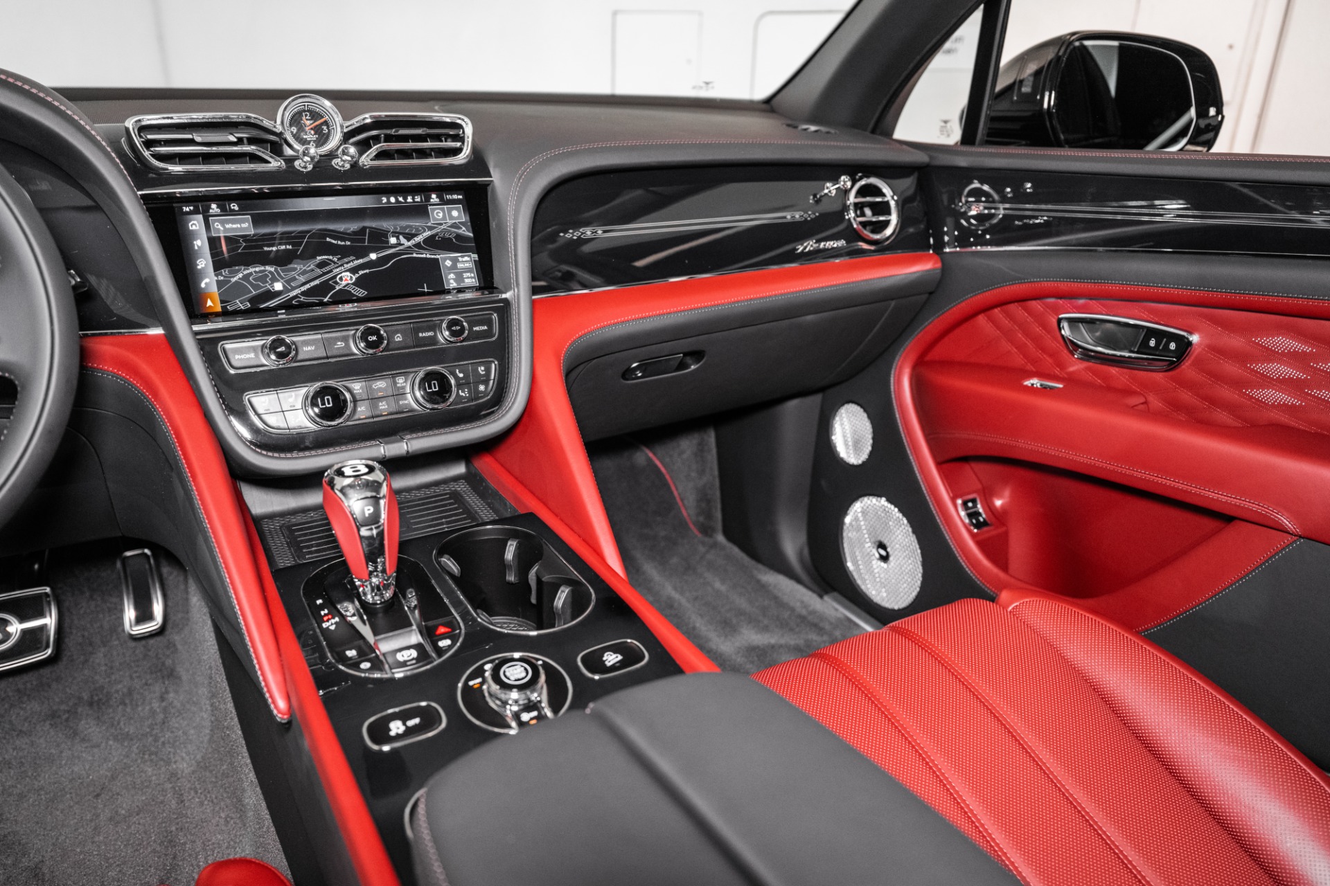 2025 Bentley Bentayga EWB Azure V8 photo 32