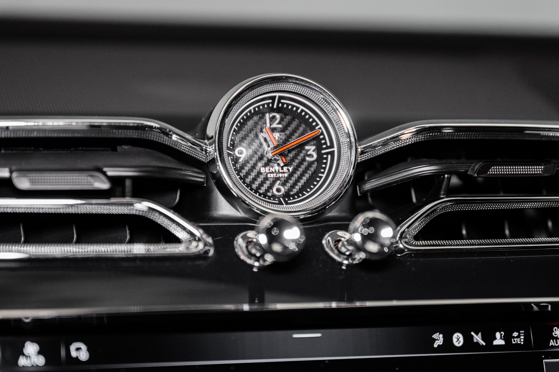 2025 Bentley Bentayga EWB Azure V8 photo 38