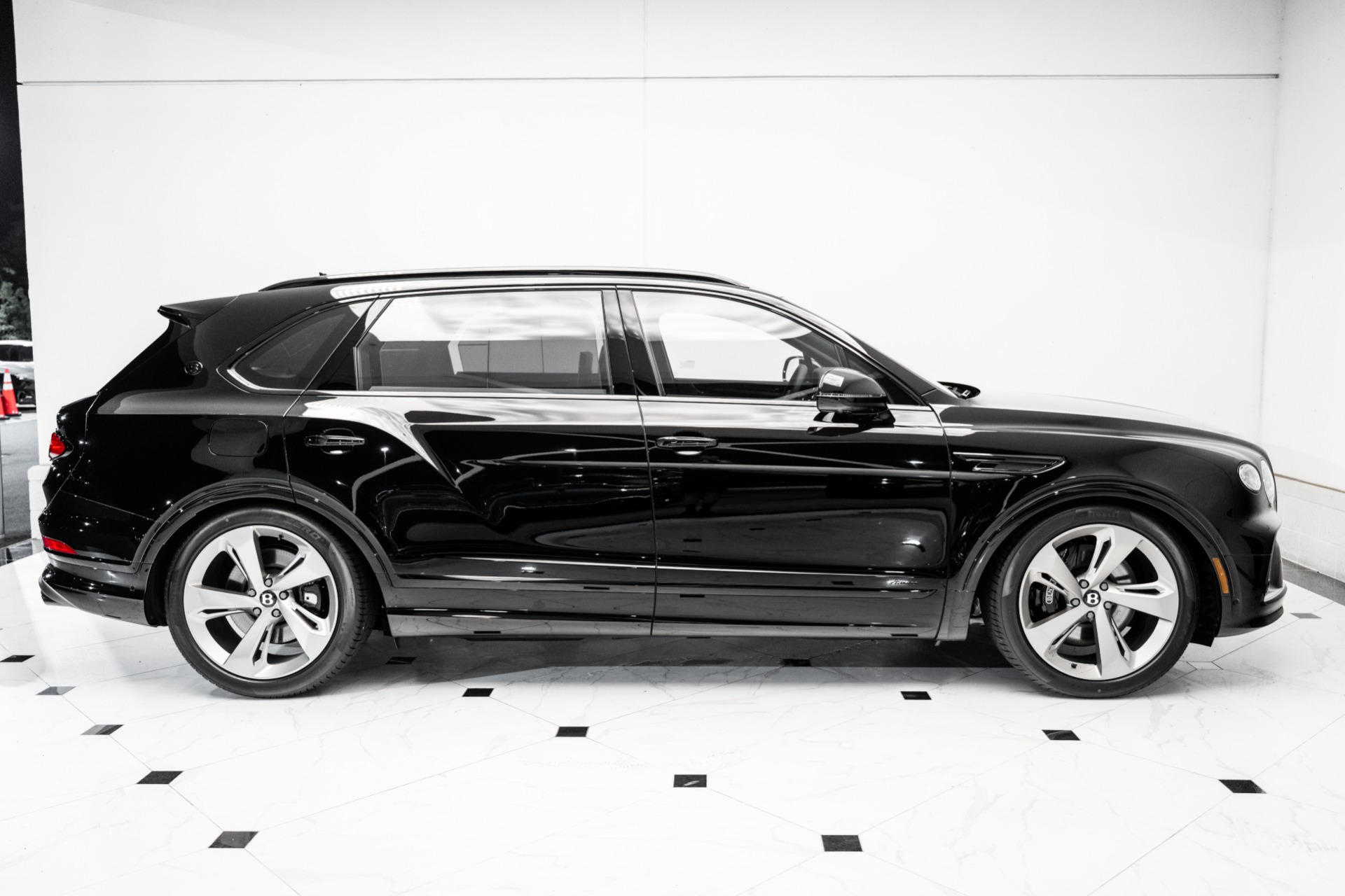 2025 Bentley Bentayga EWB Azure V8 photo 4