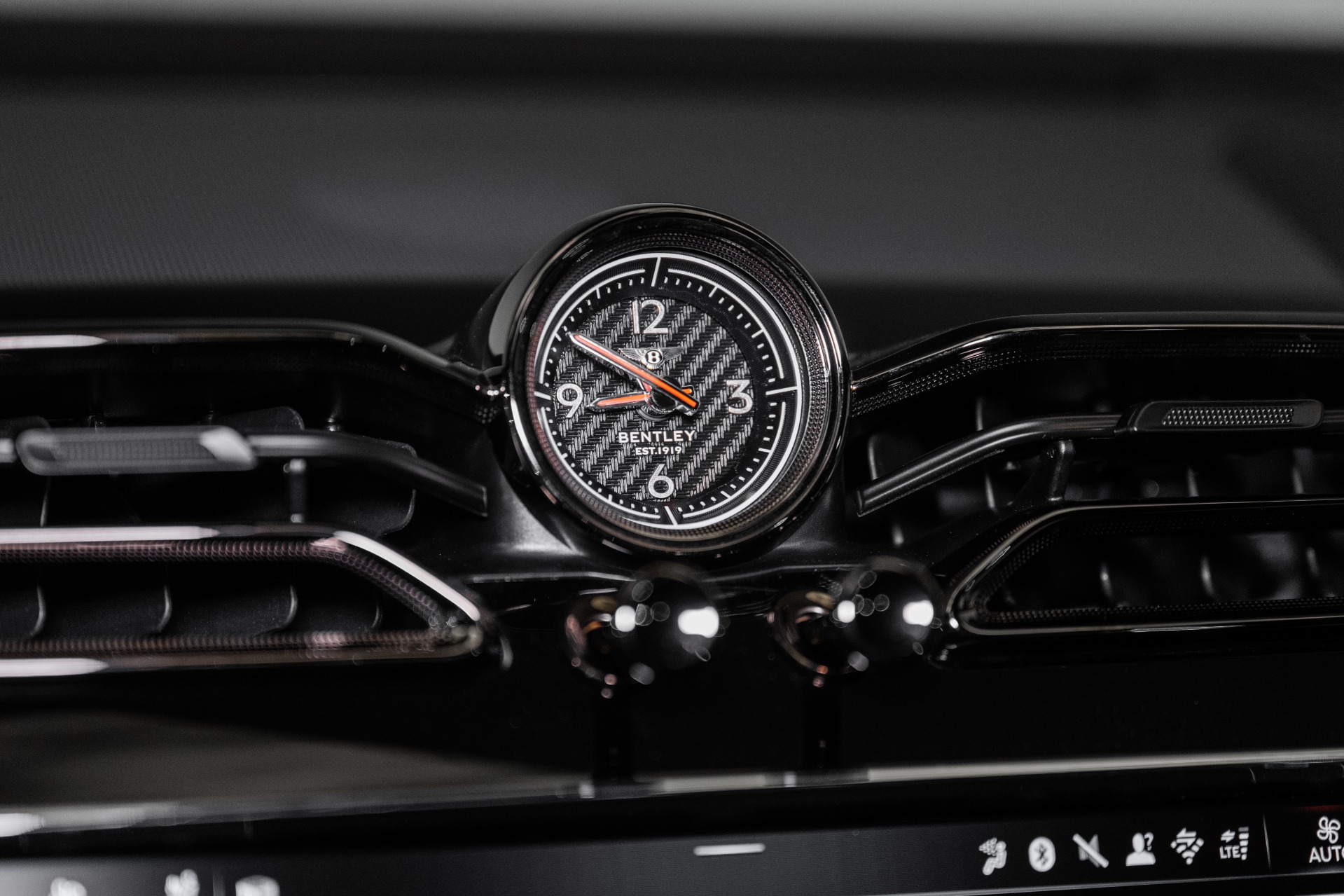 2025 Bentley Bentayga S photo 35