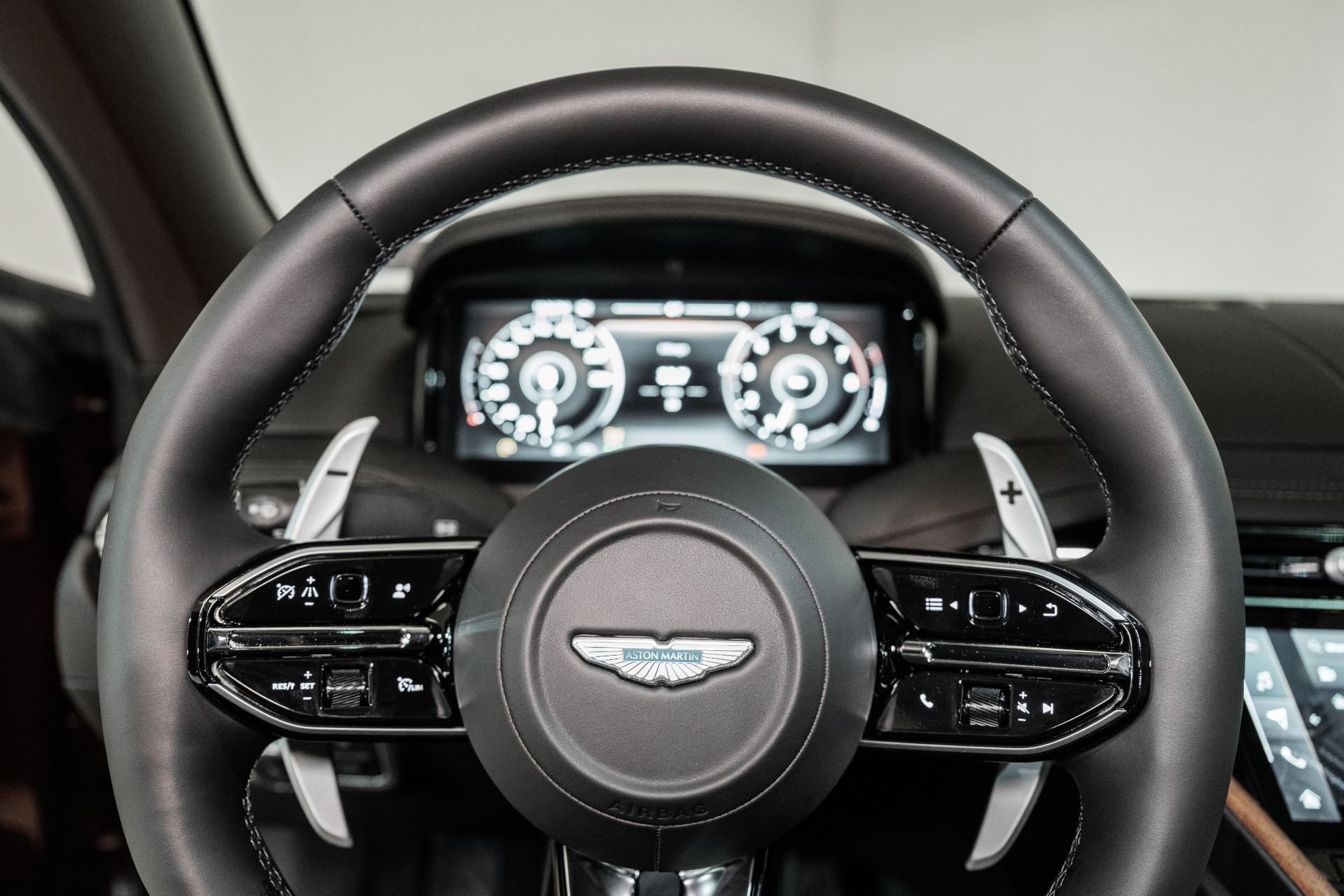 2025 Aston Martin DB12 AM5 photo 10