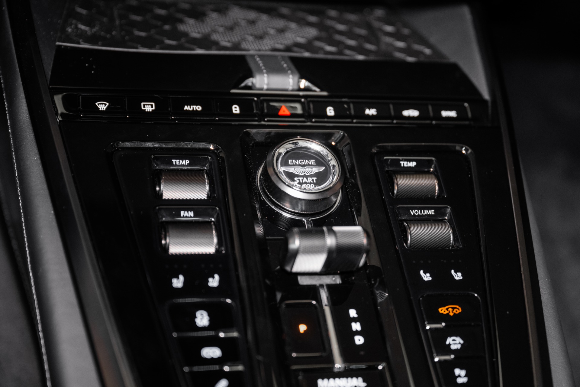 2025 Aston Martin DBX 707 - Photo 38