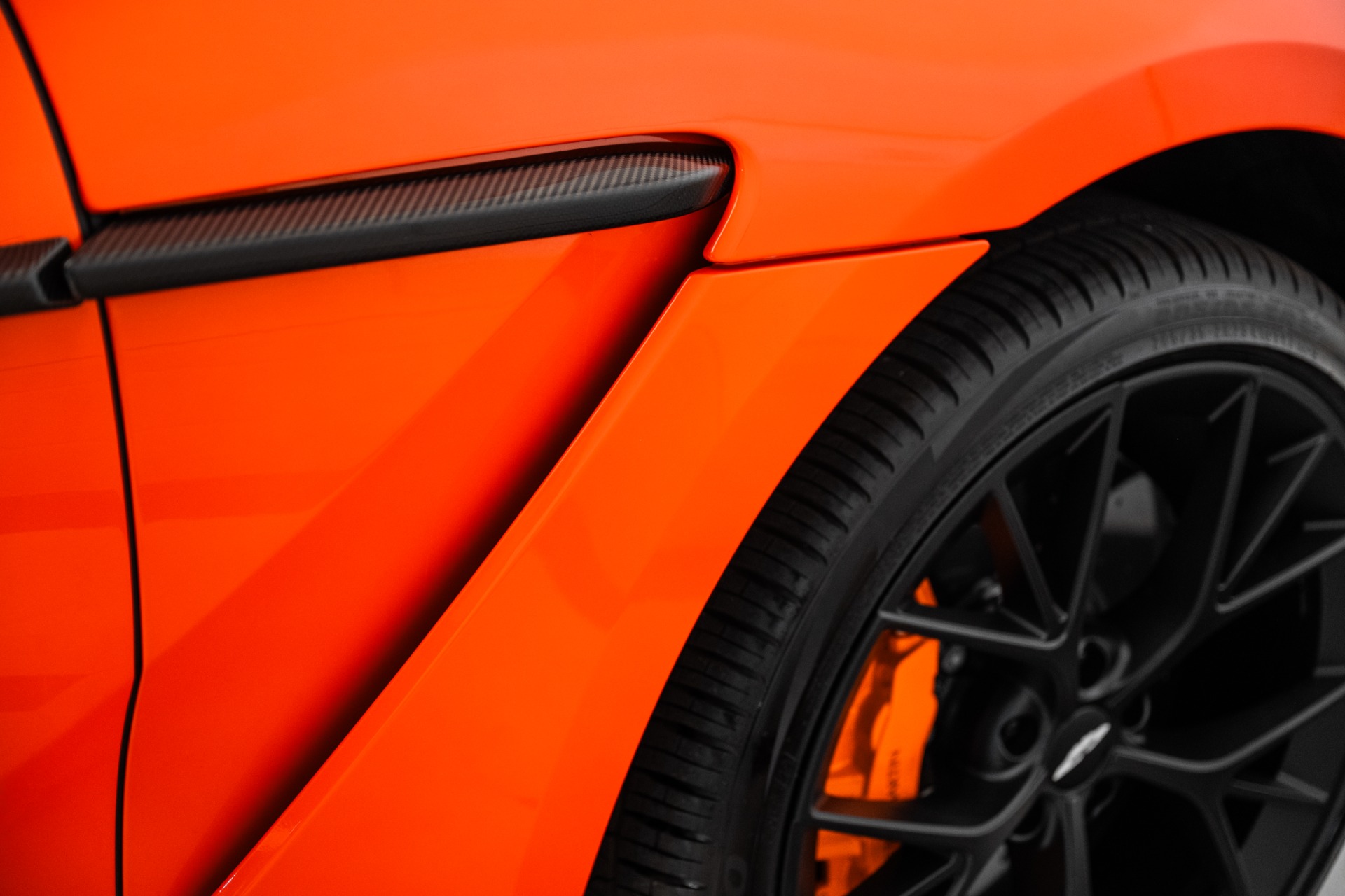 2025 Aston Martin DBX 707 - Photo 9