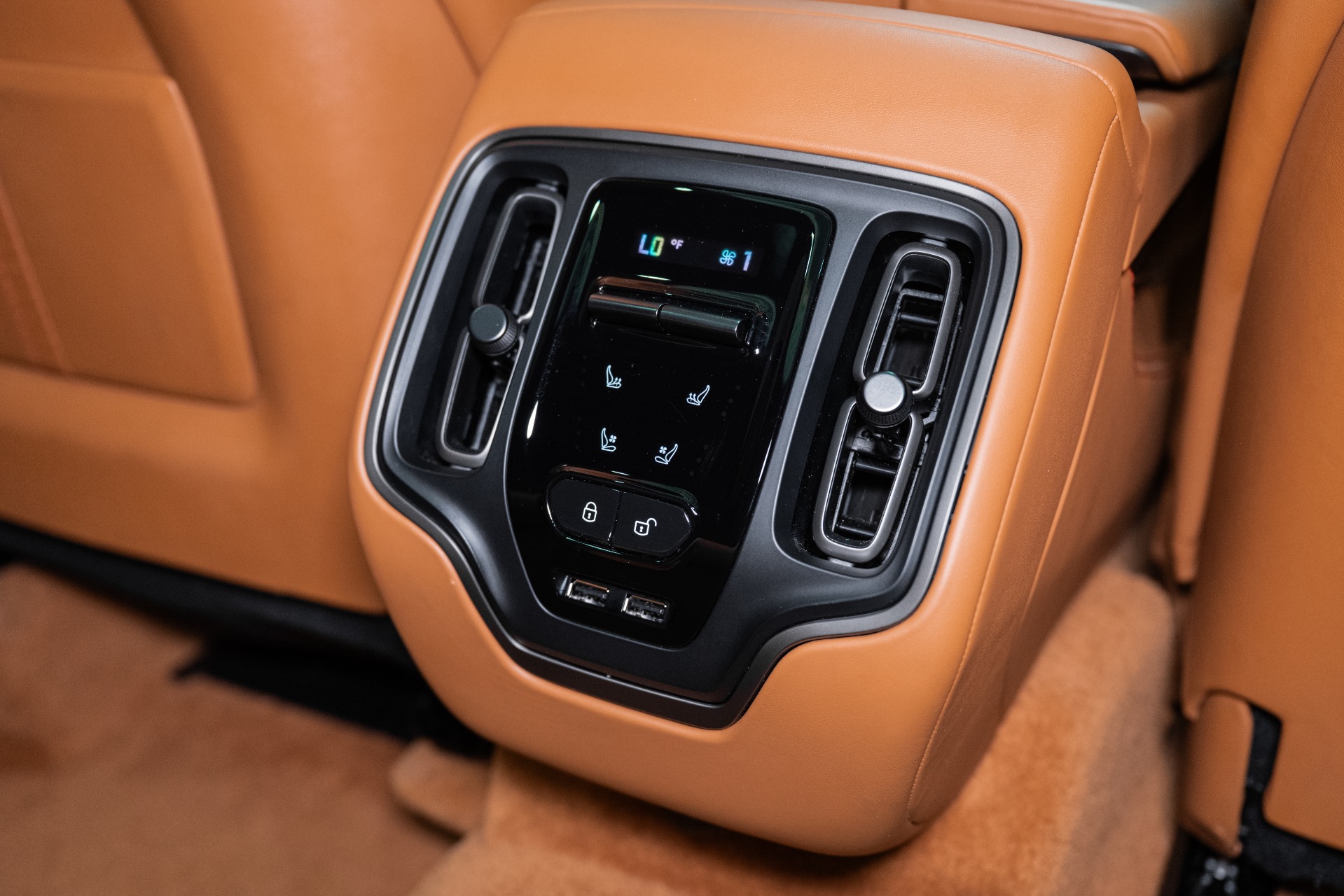 2023 Aston Martin DBX 707 - Photo 18