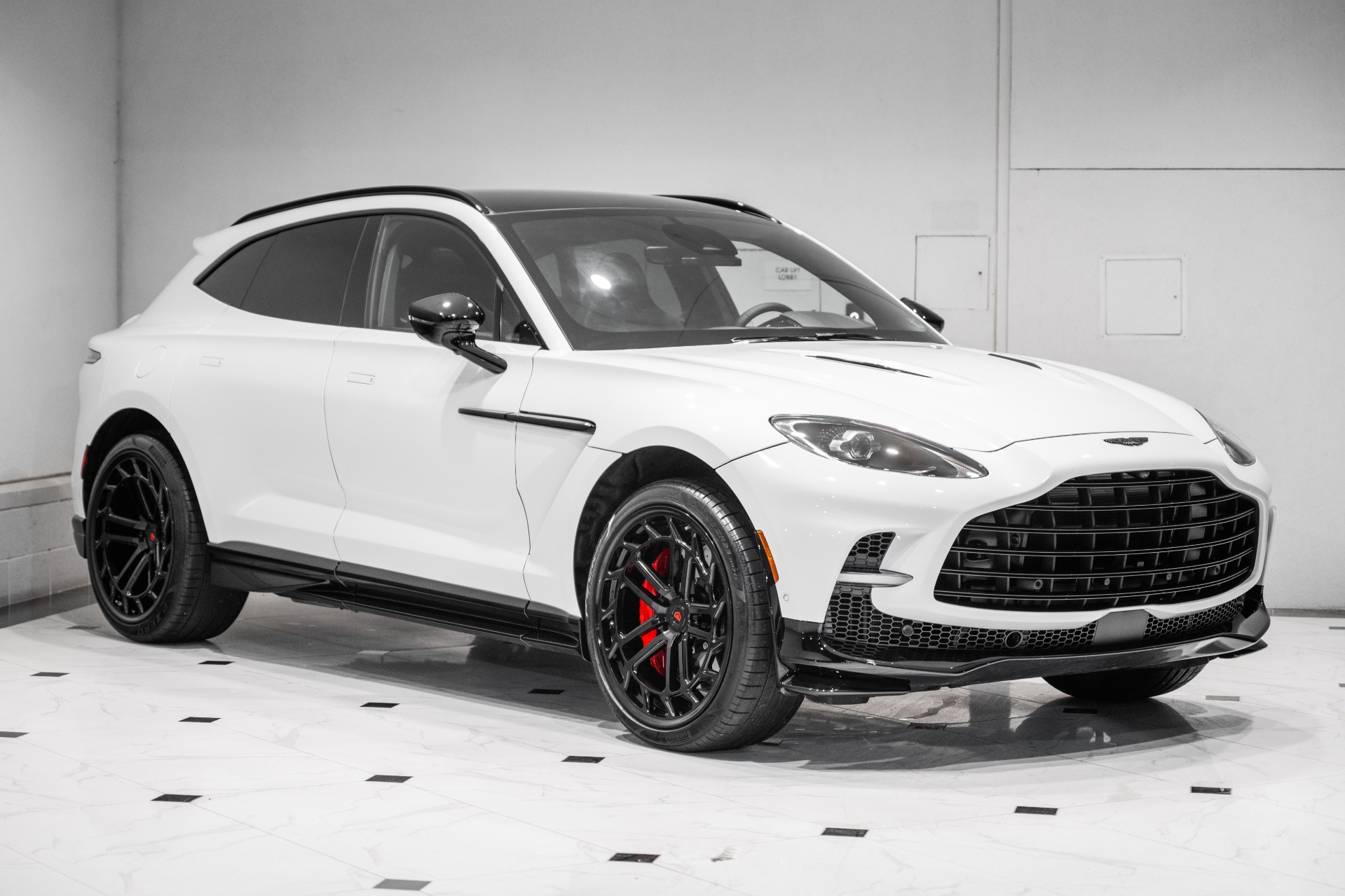 2026 Aston Martin DBX 4.0 V8 707 AWD's photo